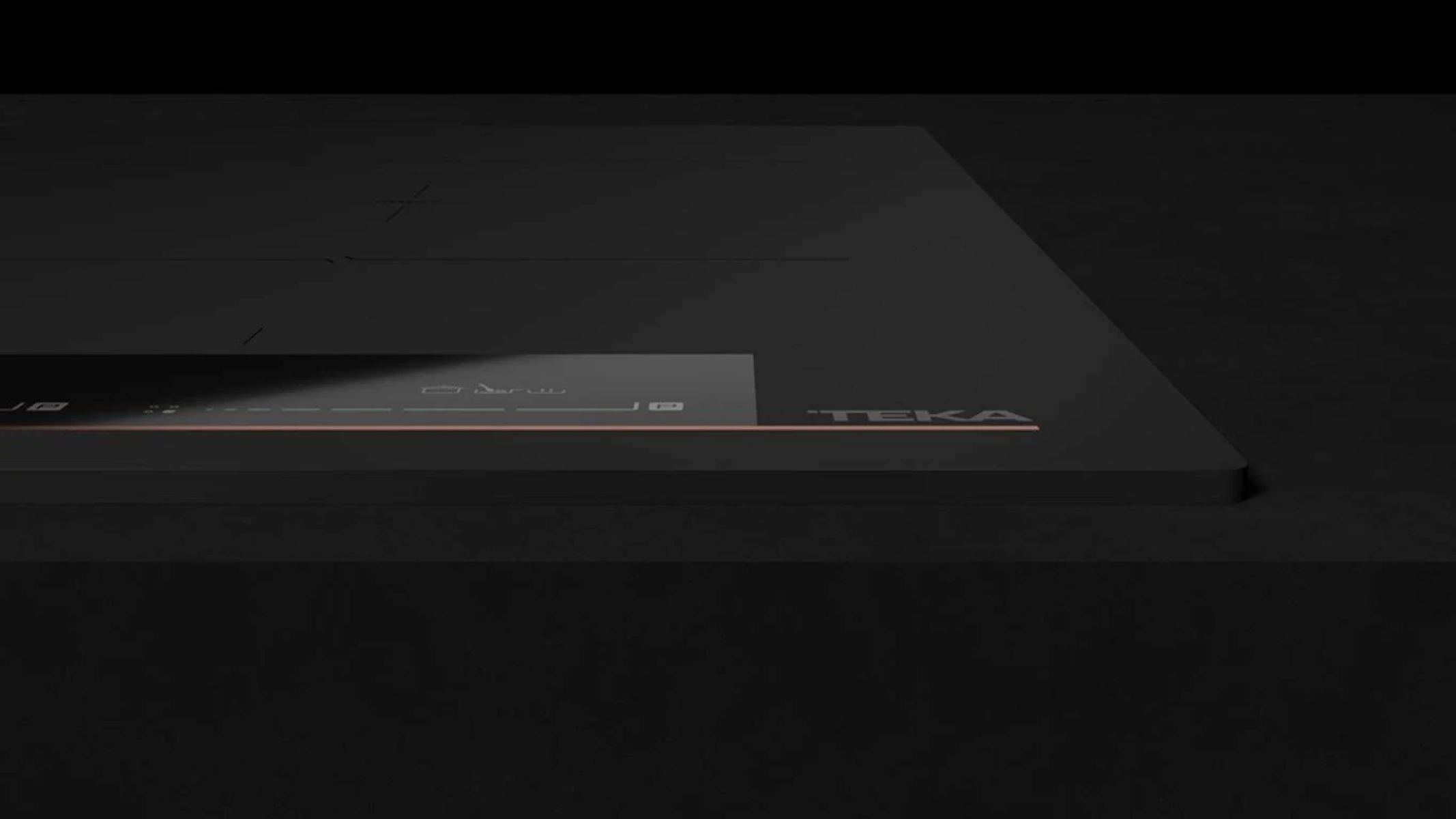 Czarna płyta indukcyjna o minimalistycznym designie. Posiada sterowanie dotykowe i etykietę TEKA.