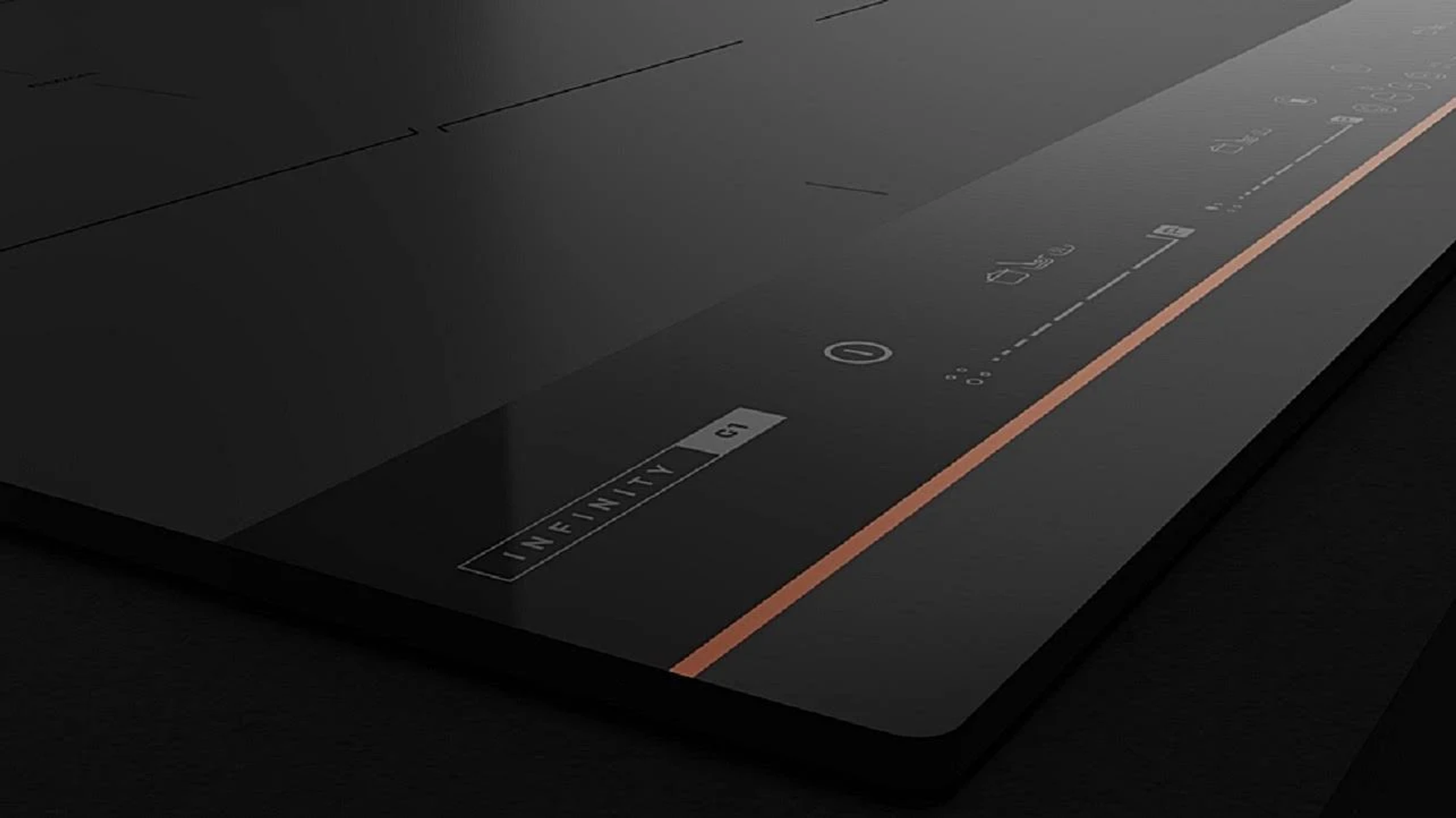 Zbliżenie czarnej płyty indukcyjnej. Słowo INFINITY jest wydrukowane po lewej stronie.