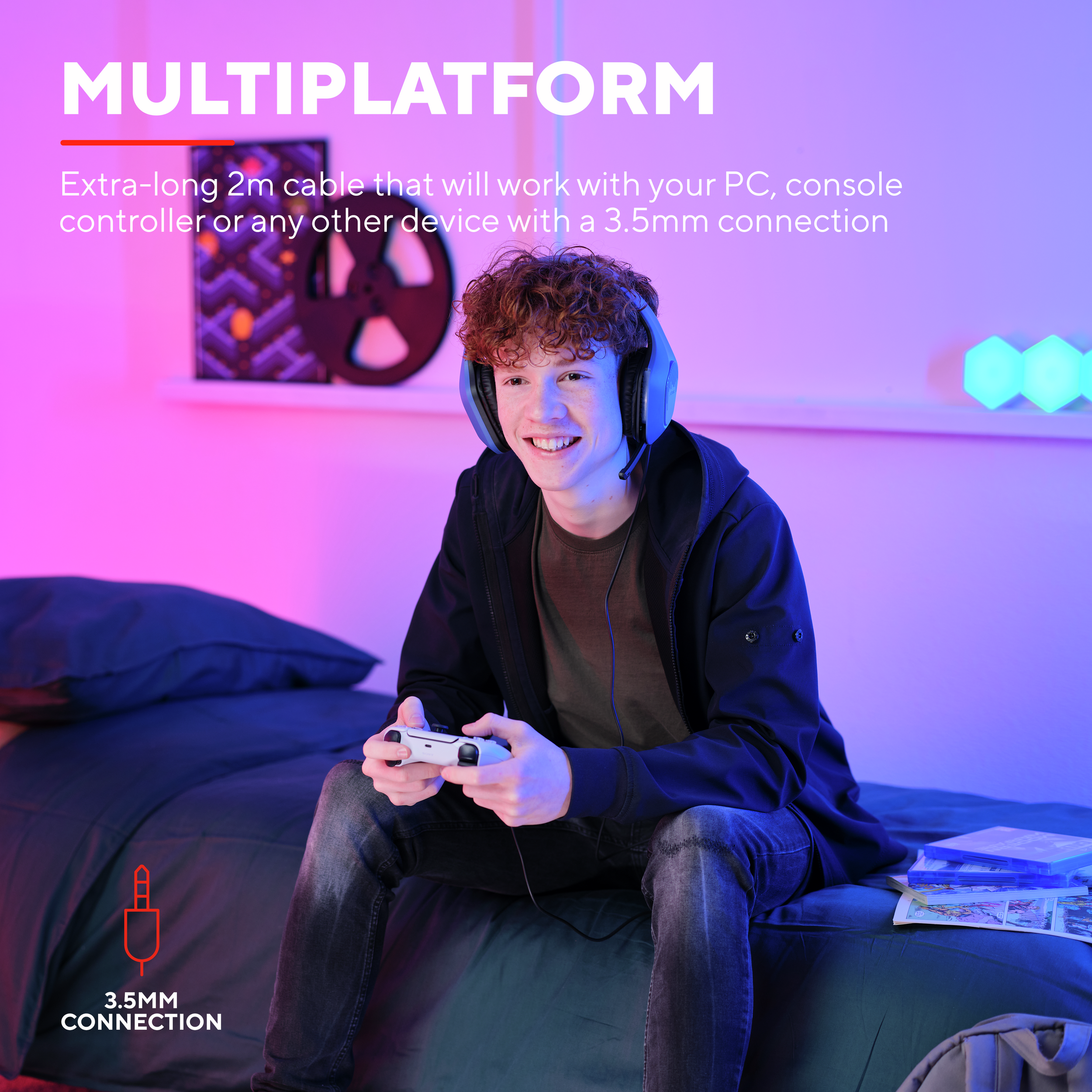 Junger Mann mit Kopfhörern und Gamecontroller auf einem Bett sitzend.