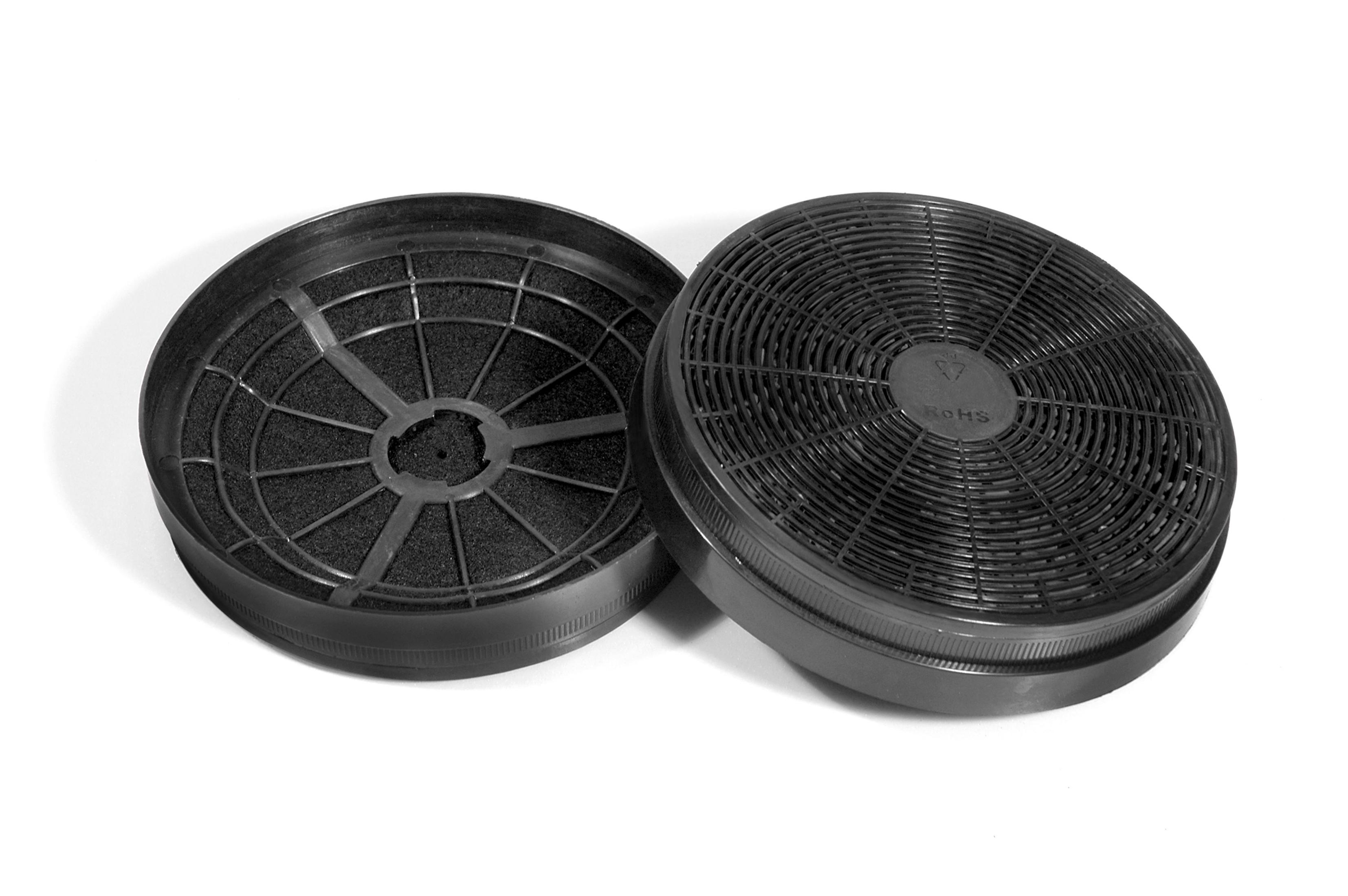 Zwei schwarze Aktivkohlefilter für eine Dunstabzugshaube, isoliert auf Weiß.
