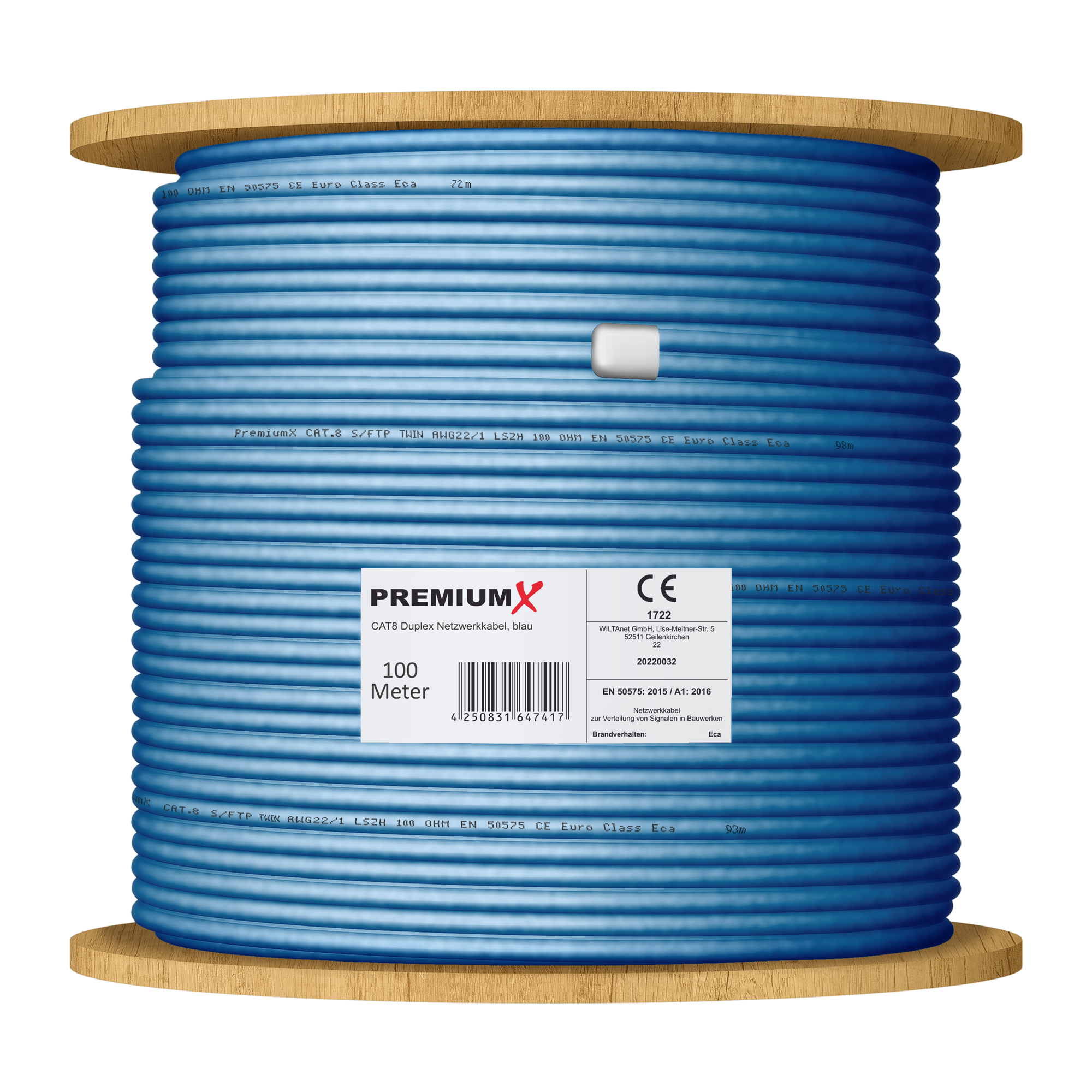 Eine Rolle blaues Netzwerkkabel mit Produktinformationsetiketten auf einer Holzspule.