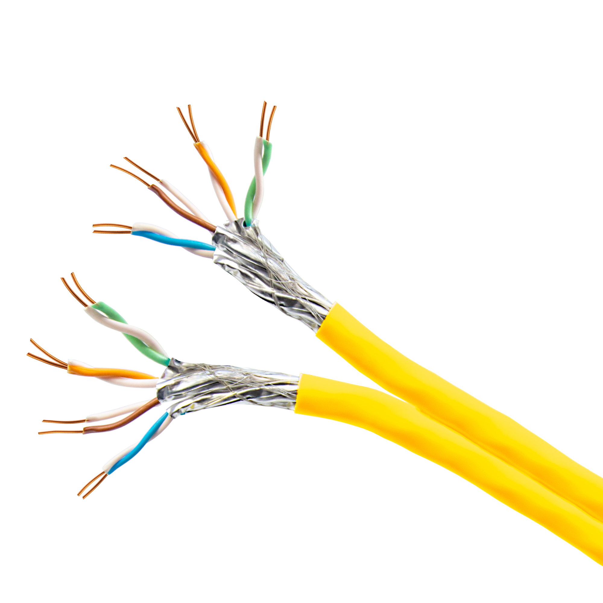 Zwei gelbe Netzwerkkabel mit freiliegenden Drähten. Jeder Draht hat farbige Stränge.