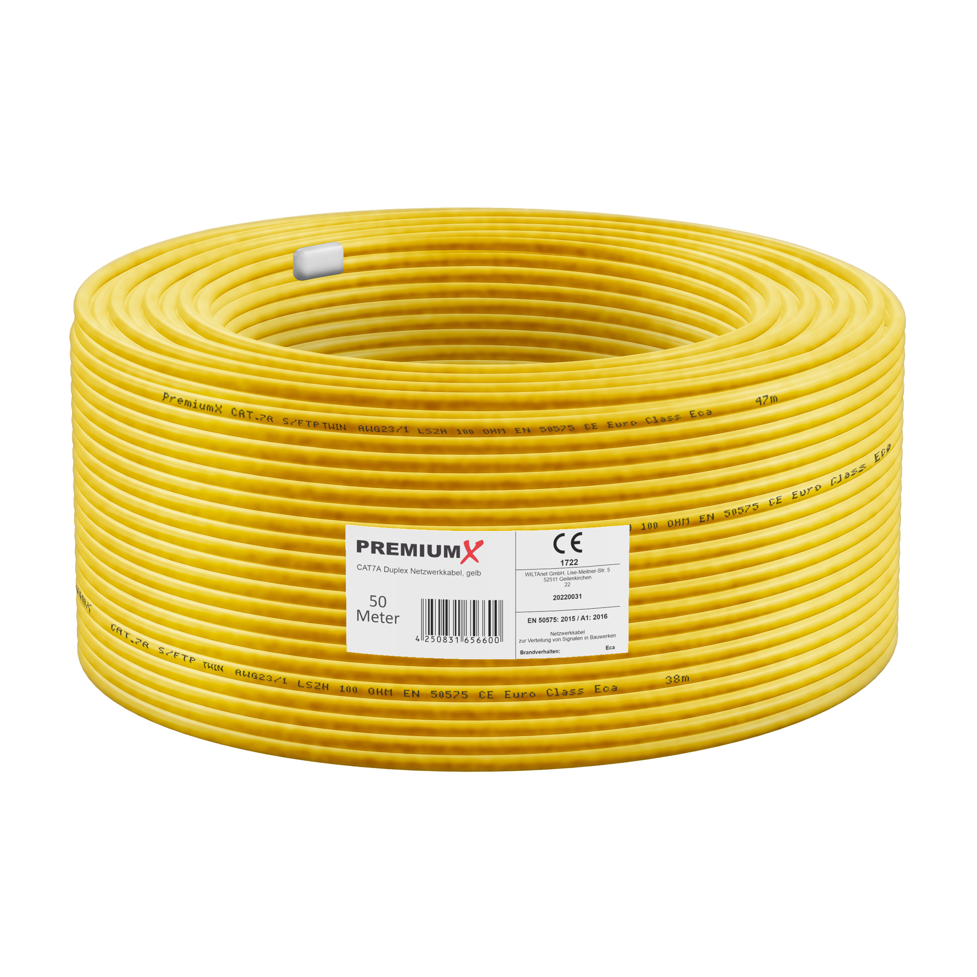 Gelbes Netzwerkkabel in einer Rolle. Das Kabel ist gelb, mit einem Etikett. Die Rolle ist auf weißem Hintergrund isoliert.