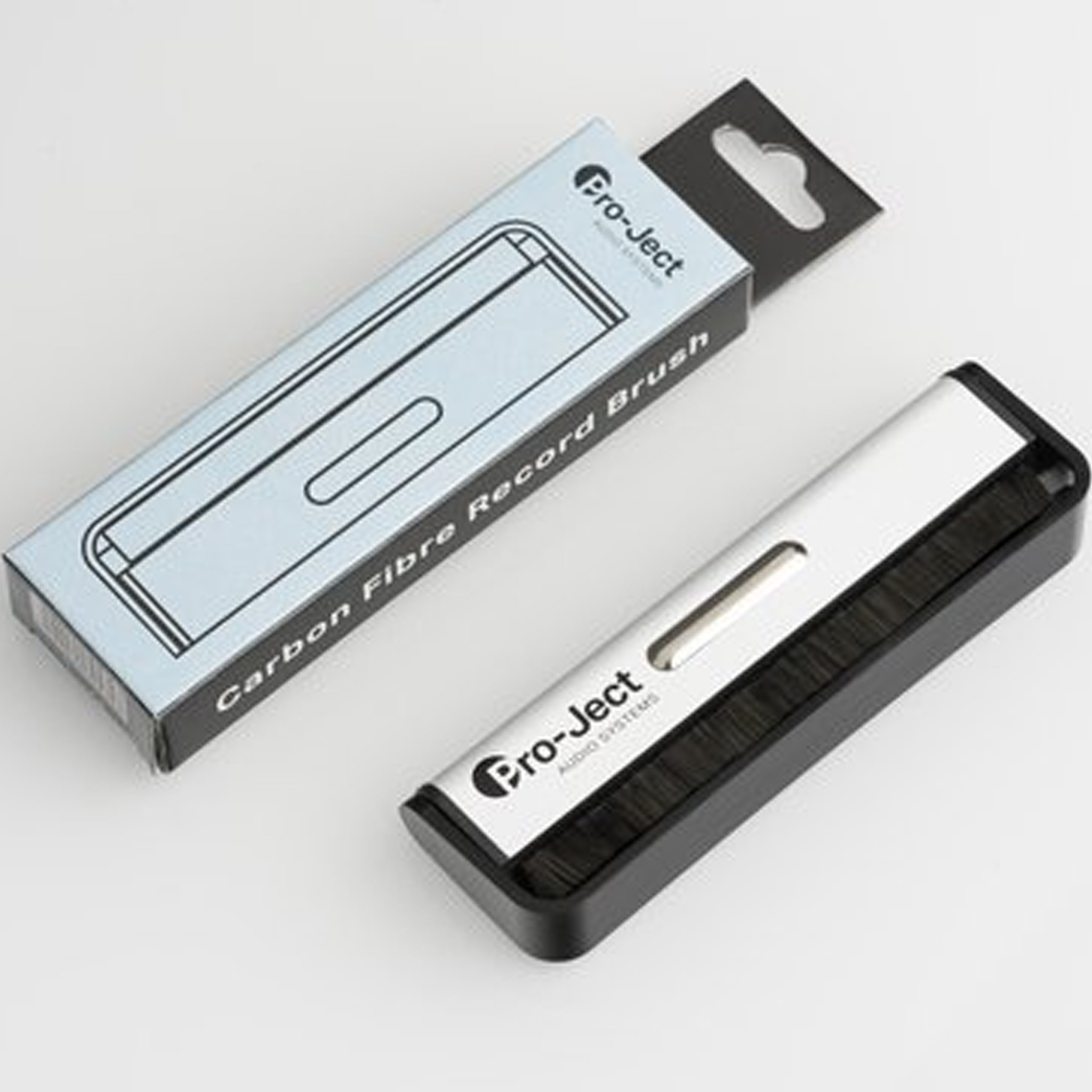 Szczotka do czyszczenia płyt z czarnym uchwytem i włosiem w prostokątnym pudełku. Pudełko jest niebieskie.