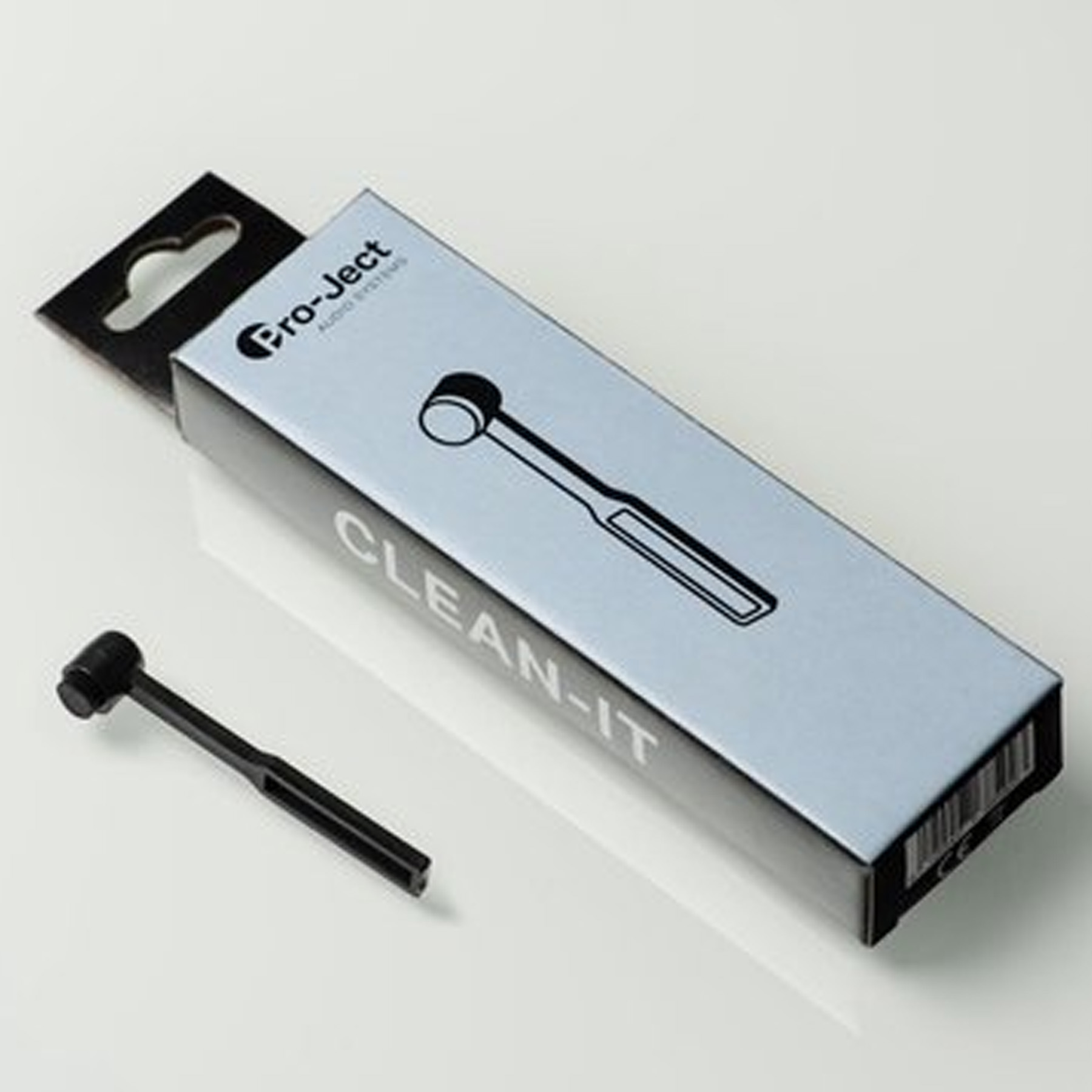 Czarny czyścik do płyt i jego pudełko na białym tle.