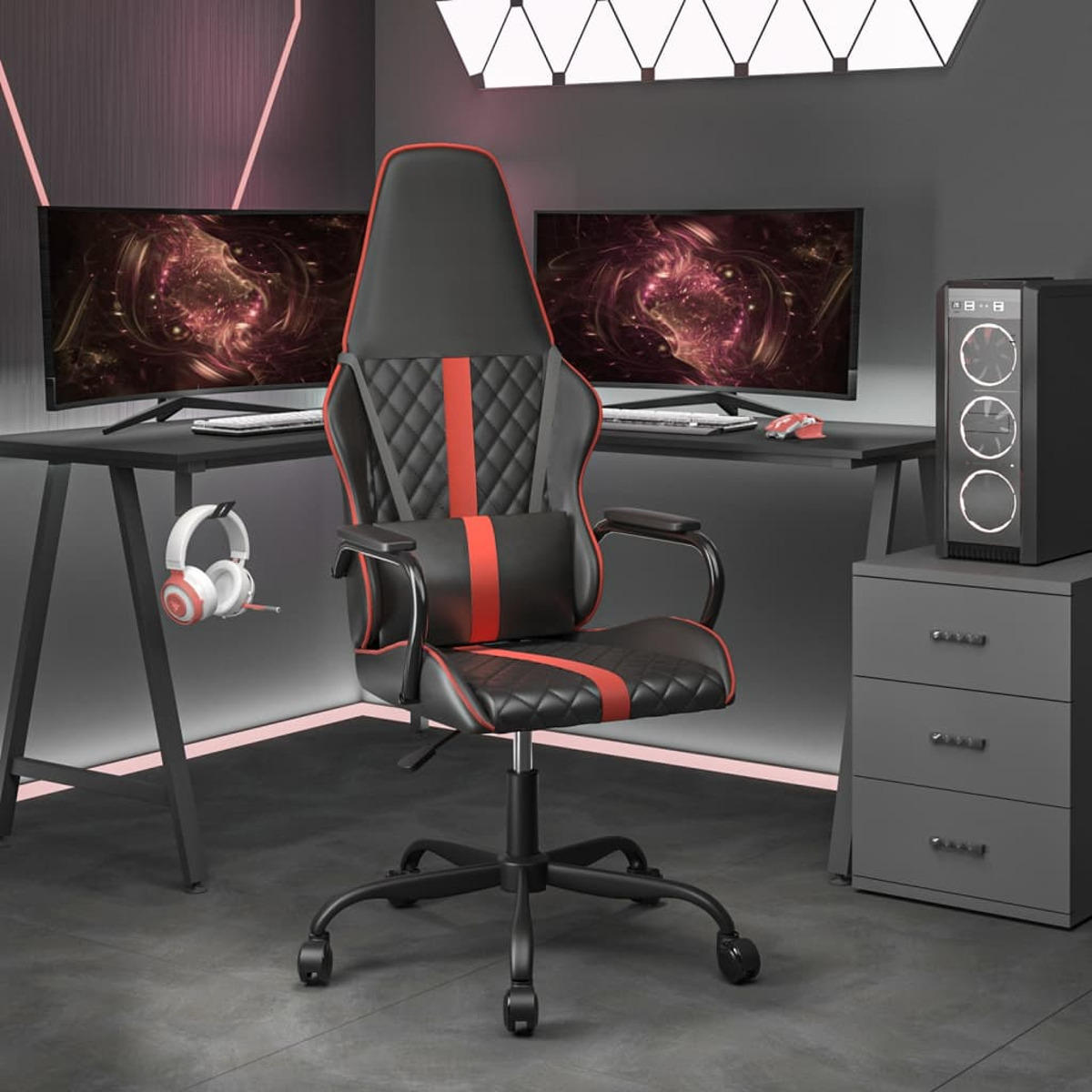 Gaming-Stuhl in einem Gaming-Raum-Setup. Schwarz-rotes Farbschema, mit Schreibtisch und Monitoren.