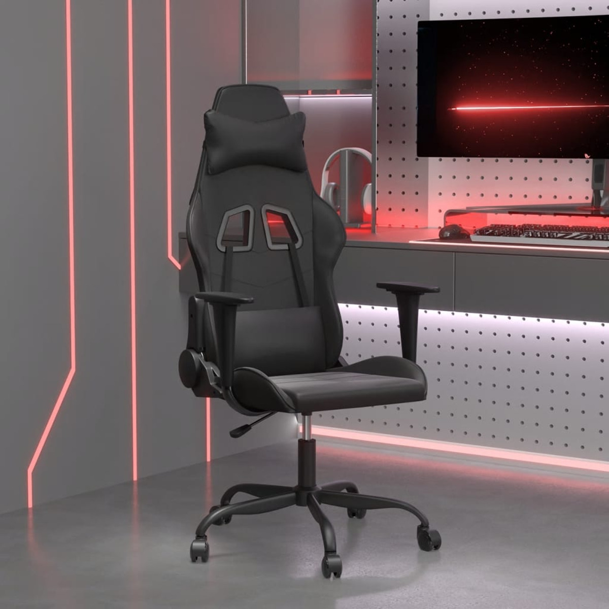 Schwarzer Gaming-Stuhl mit Kopfstütze, einem Schreibtisch und einem Monitor auf grauem Hintergrund.