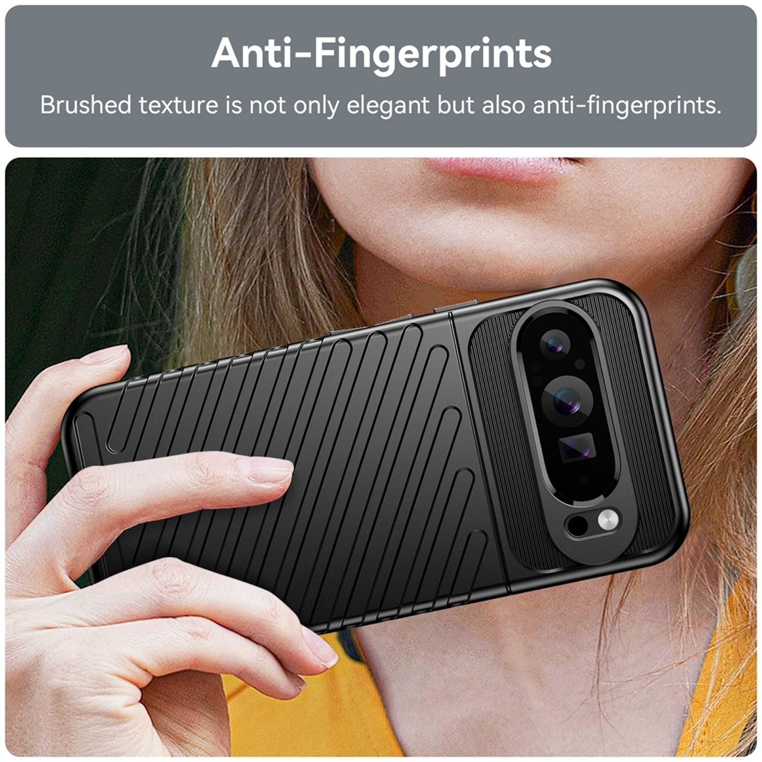 Die Hand einer Person, die eine schwarze Handyhülle mit strukturiertem Design hält.