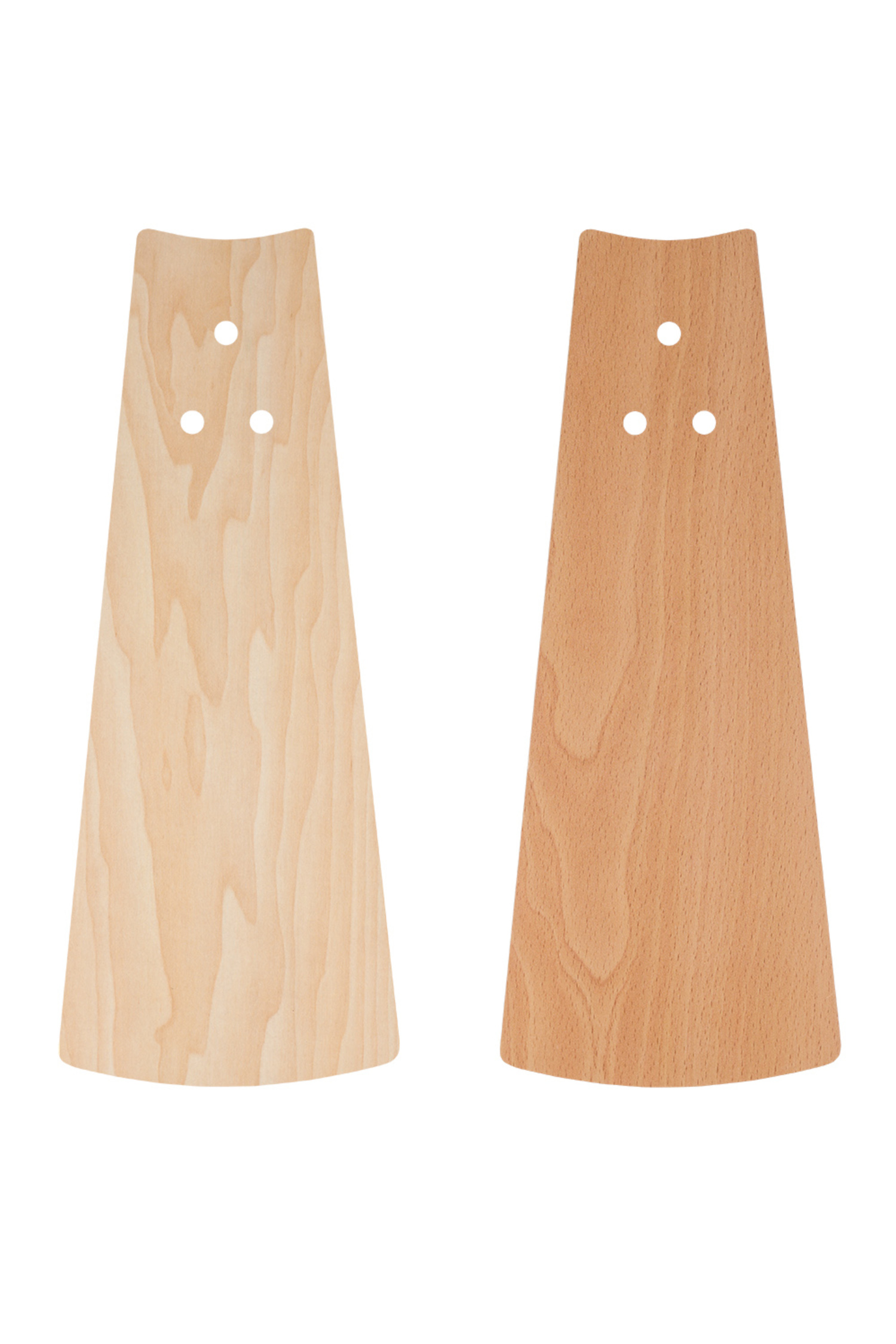 Due pale di ventilatore in legno, una chiara e una scura. Sfondo bianco.
