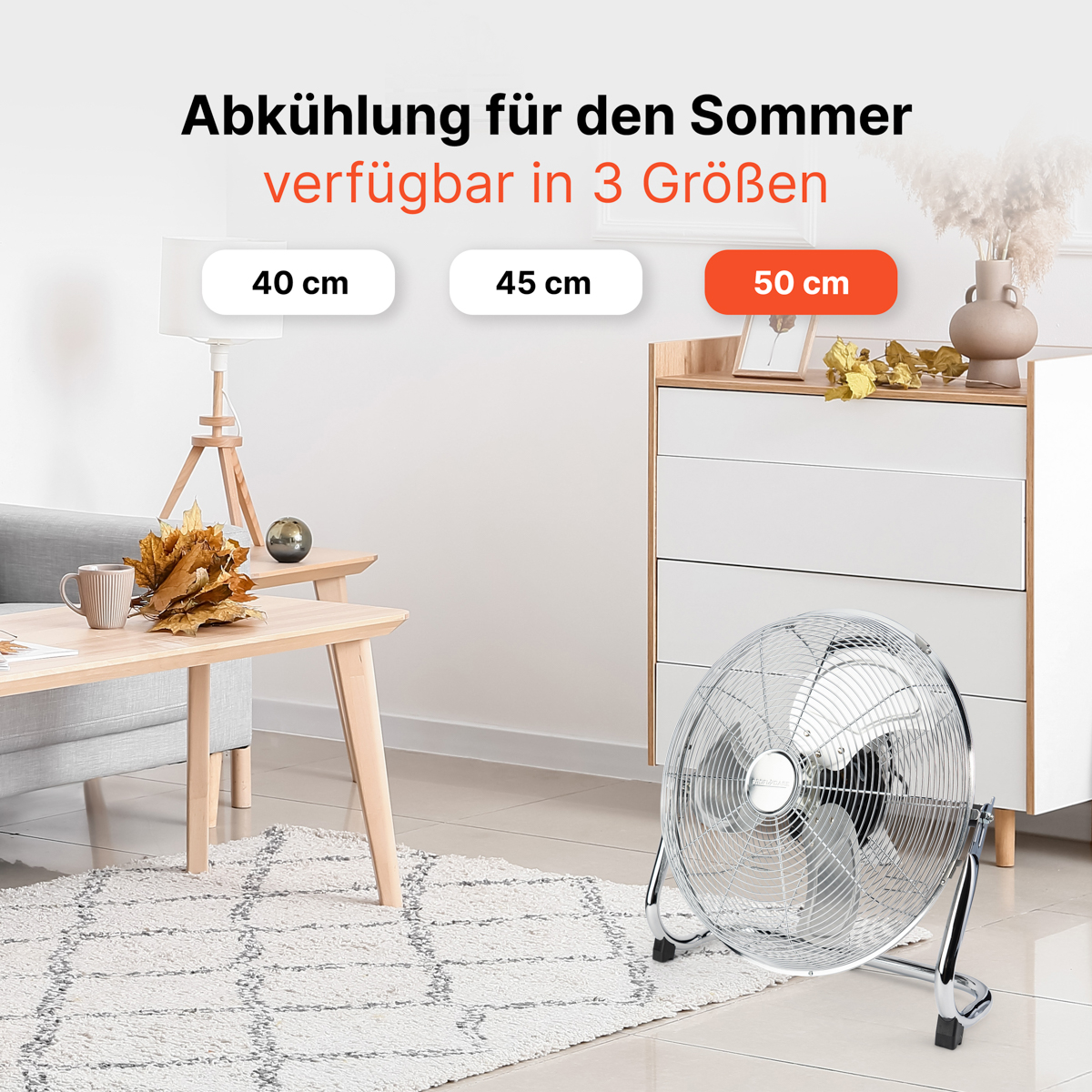Scena w salonie z wentylatorem, stołem i komodą. Tekst: 'Abkühlung für den Sommer verfügbare in 3 Größen'.