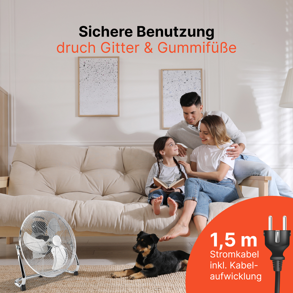 Rodzina w salonie z wentylatorem. Tekst: Bezpieczne użytkowanie z kratką i gumowymi nóżkami. Pies na podłodze.