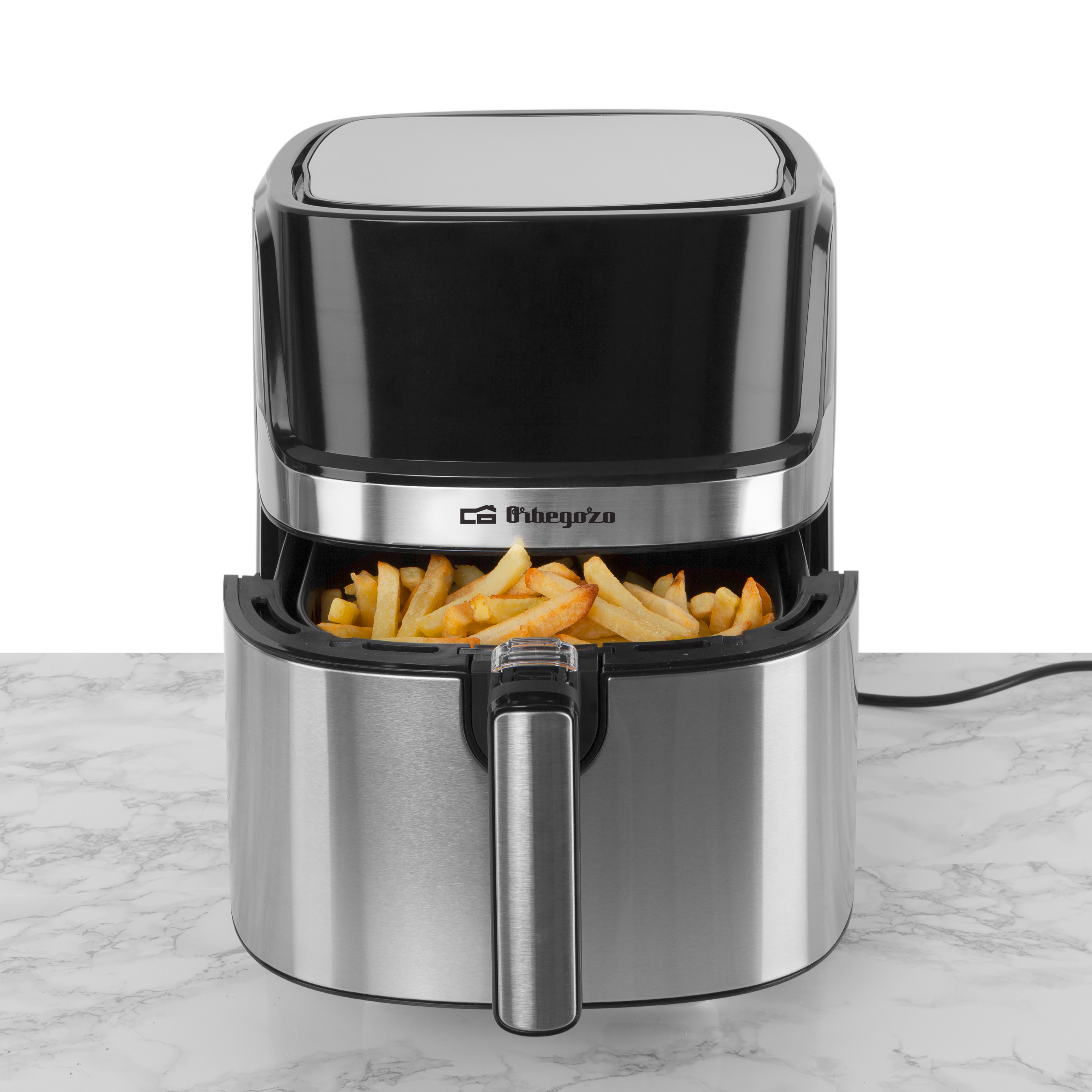 Una friggitrice ad aria con patatine fritte. Su una superficie di marmo.