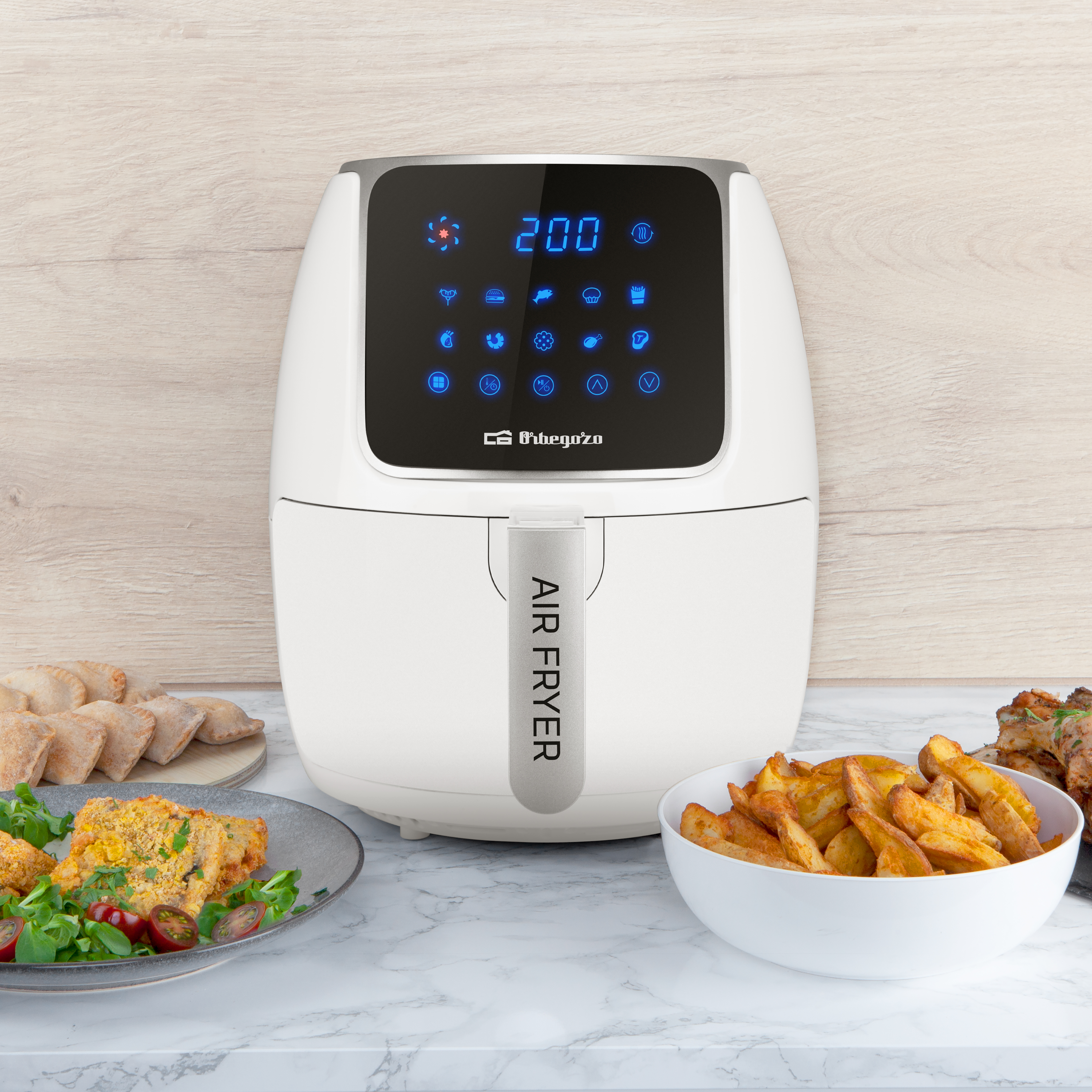 Weißer Heißluftfritteuse mit Digitalanzeige, umgeben von gekochtem Essen.