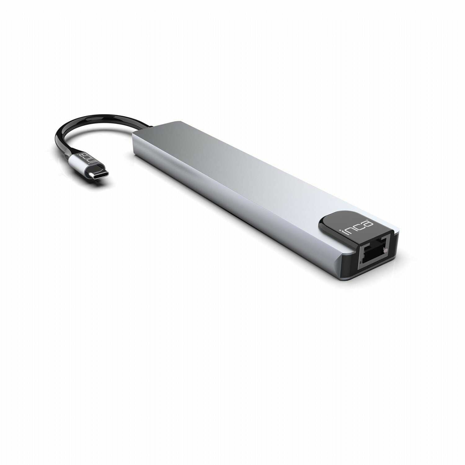 Un adattatore da USB-C a Ethernet argentato su una superficie bianca. Ha un connettore nero.