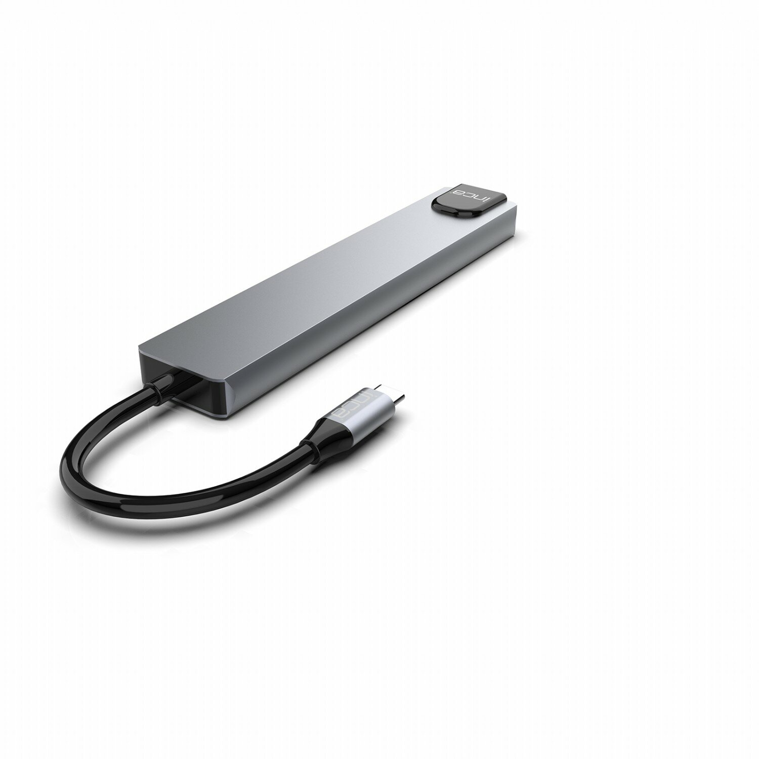 Un hub USB-C argentato con un cavo nero. È su uno sfondo bianco.