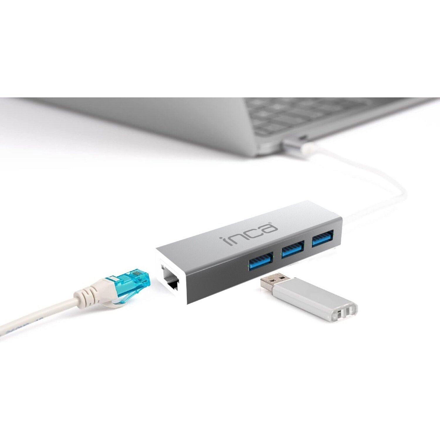 Silberner Inca USB-Hub, verbunden mit einem Laptop und einem USB-Stick. Ein blaues Ethernet-Kabel ist ebenfalls eingesteckt.