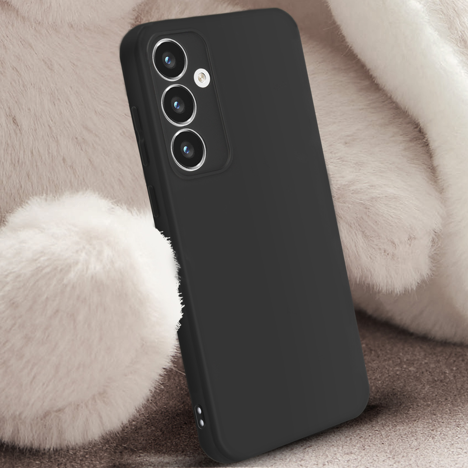 Custodia per telefono nera su una superficie di pelliccia bianca. La custodia ha una configurazione a tripla fotocamera.