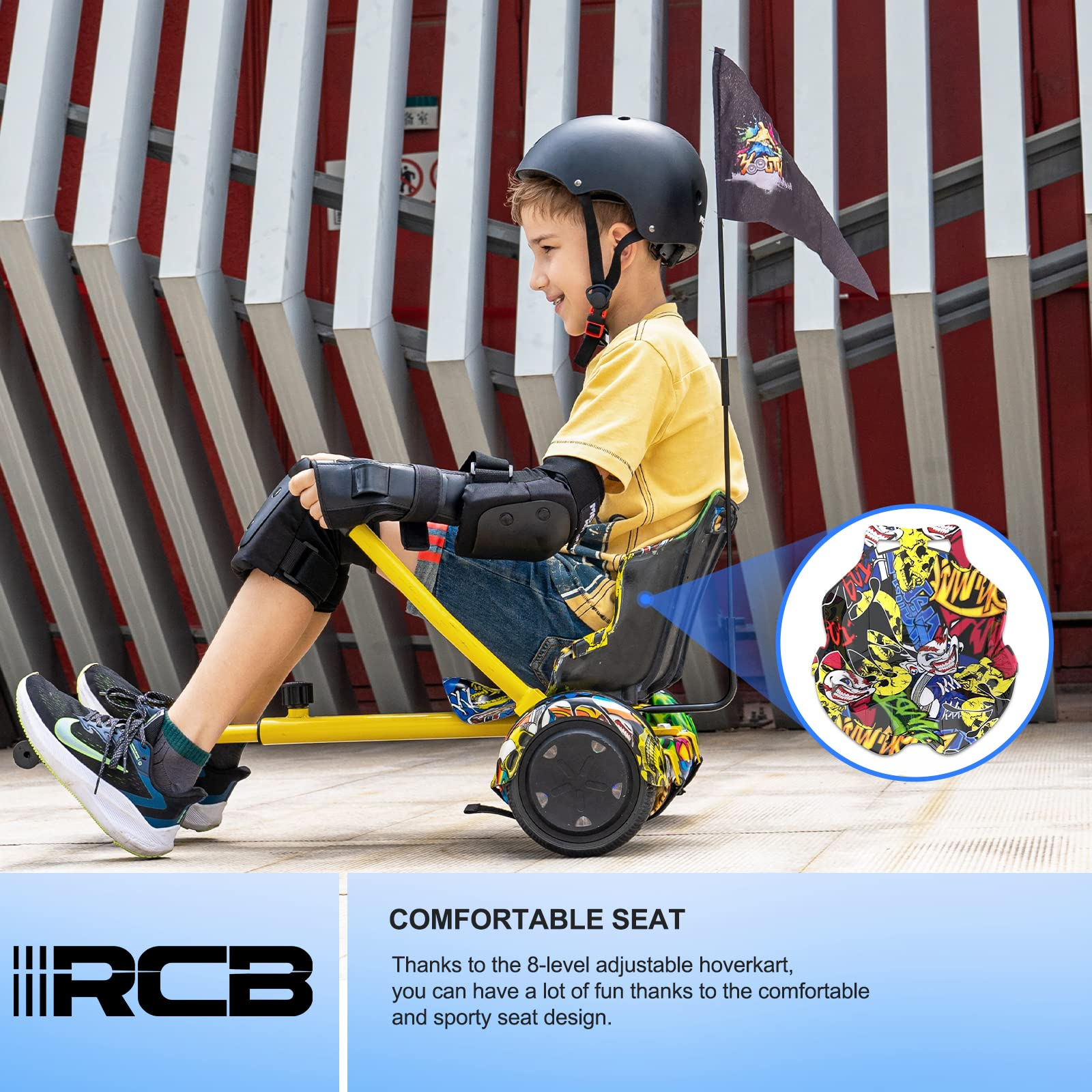 Ein Junge auf einem gelben Hoverkart. Er trägt Helm und Schutzkleidung und fährt draußen.