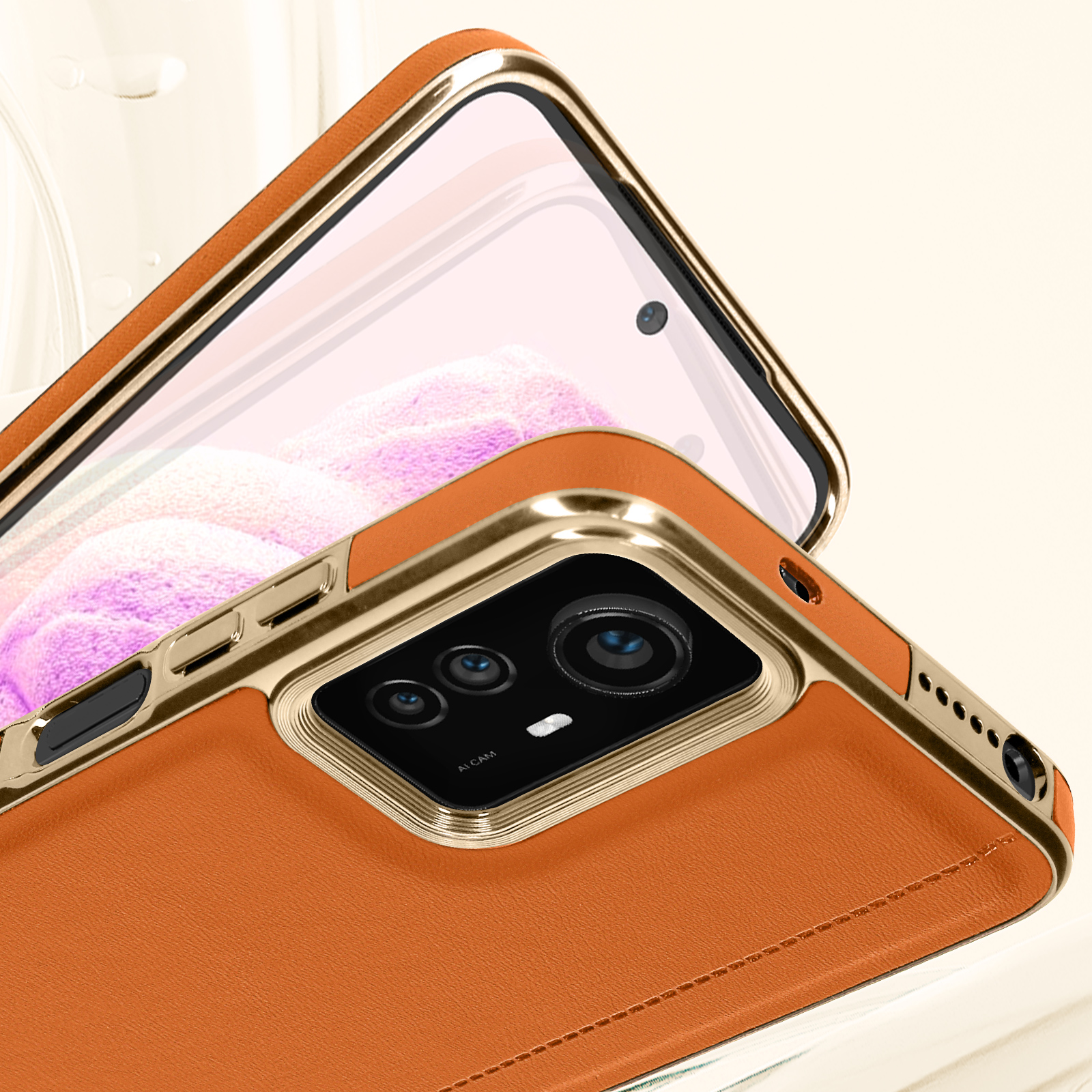 Custodia per telefono in pelle arancione con finiture dorate, vista ravvicinata del telefono e della fotocamera.
