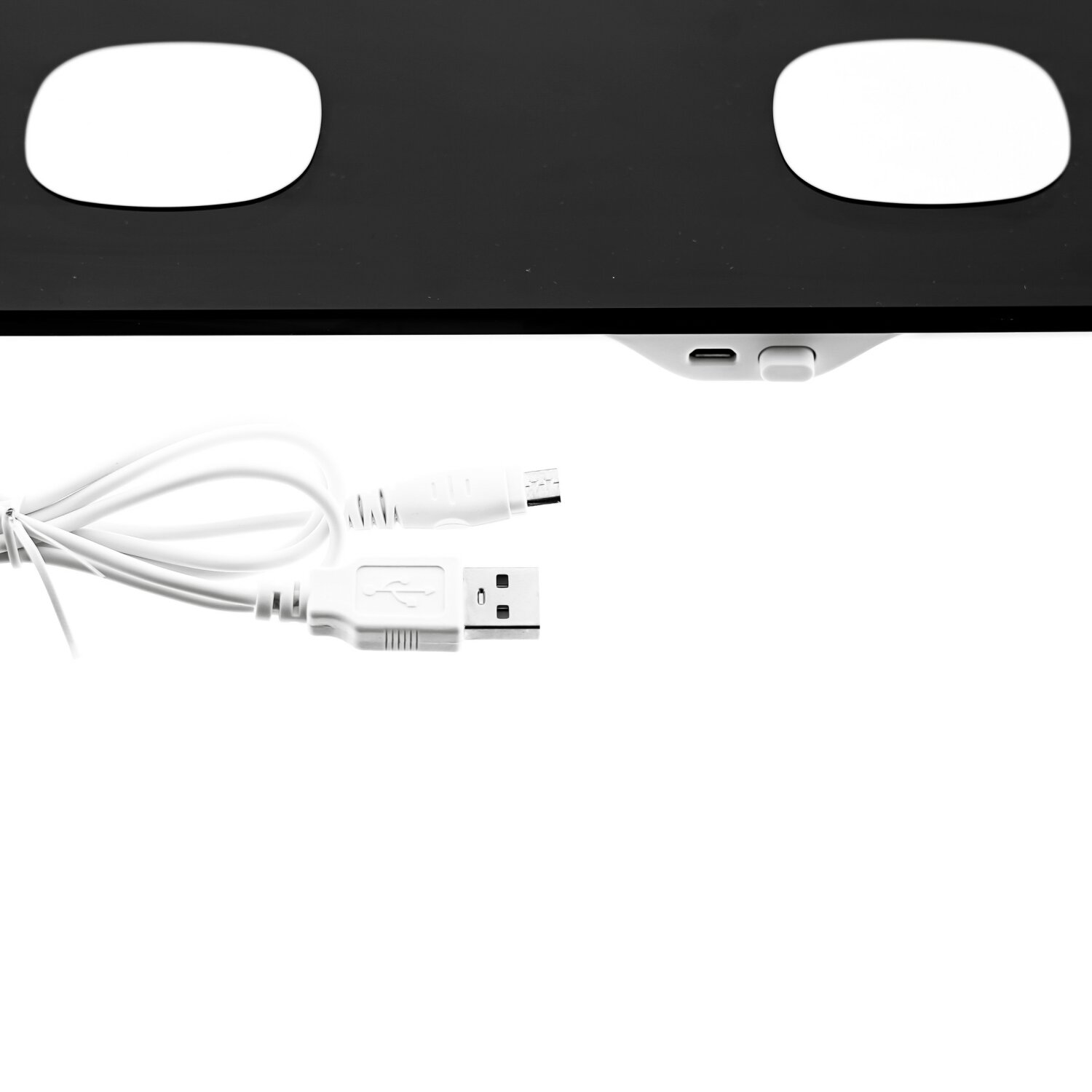 Weißes USB-Kabel mit zwei Anschlüssen auf weißem Hintergrund. Die Anschlüsse sind oben.