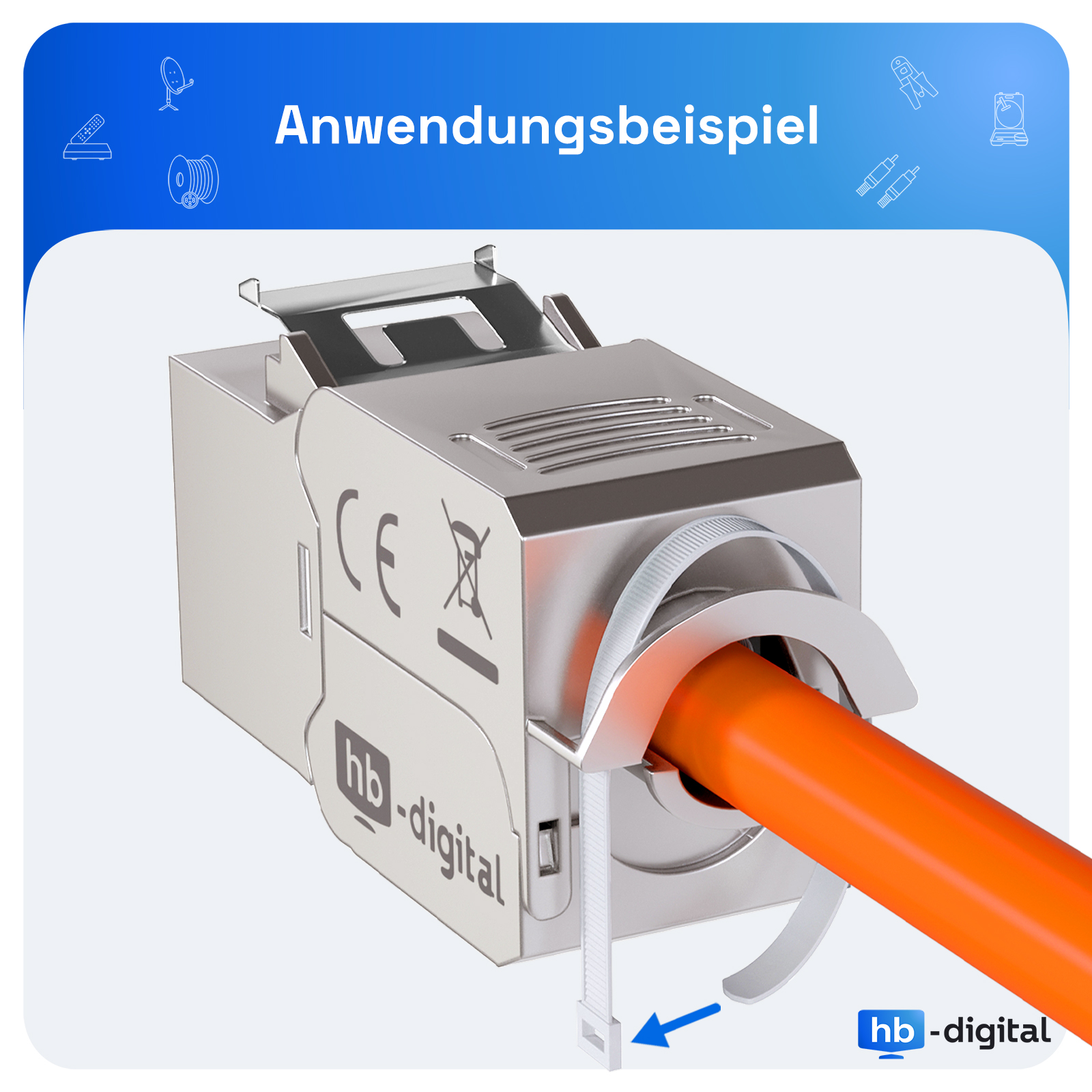 Ein silbernes Panel mit einem orangefarbenen Kabel. Blauer Pfeil zeigt auf einen Clip.