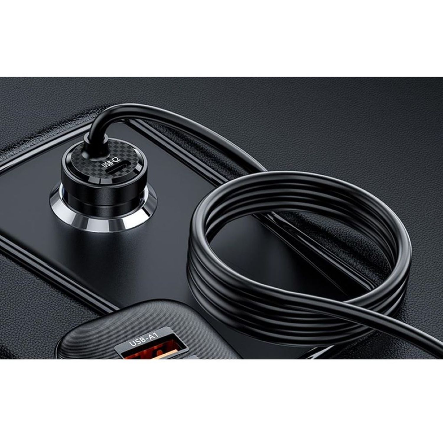Schwarzes USB-C-Ladegerät und -Kabel auf schwarzer Oberfläche. Ein USB-A-Anschluss ist sichtbar.