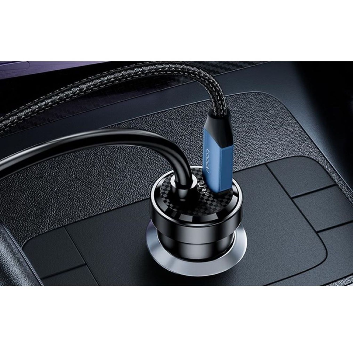 Autoladegerät mit USB-C-Anschluss und blauem Stecker, in ein Auto gesteckt.