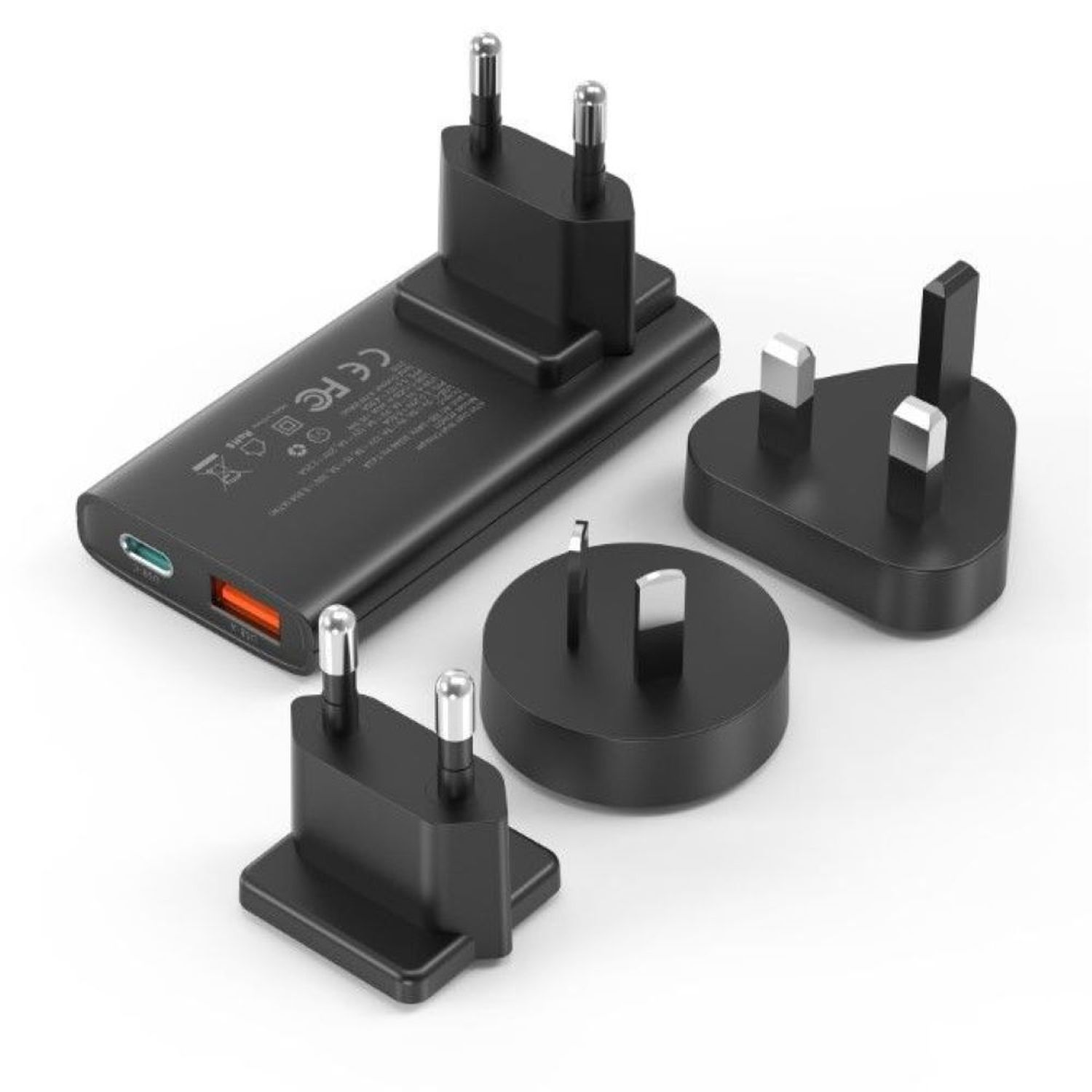 Ein schwarzes Ladegerät mit mehreren Steckern, verschiedenen Adaptersteckern und USB-Anschluss.