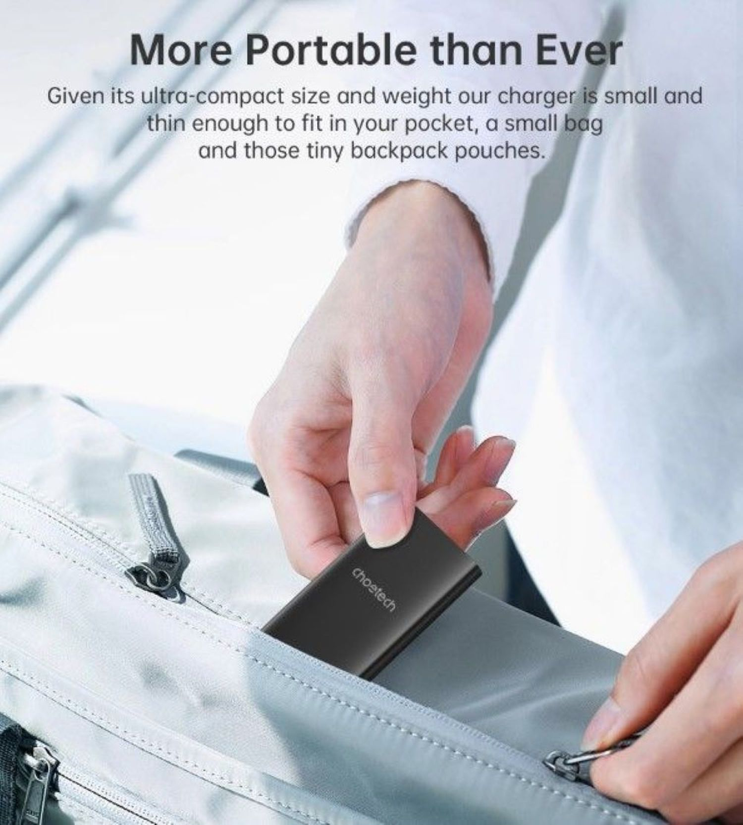 Eine Hand greift in eine Tasche, um ein schwarzes Ladegerät zu greifen. Text lautet 'More Portable than Ever'.