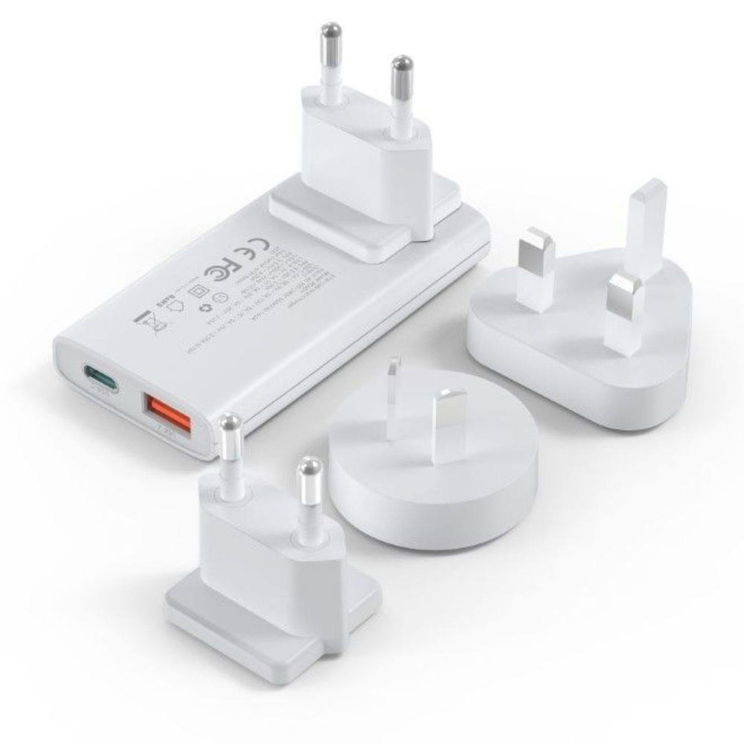 Weißes Ladegerät mit mehreren Steckeradaptern. Es hat einen USB-Anschluss zum Aufladen von Geräten.