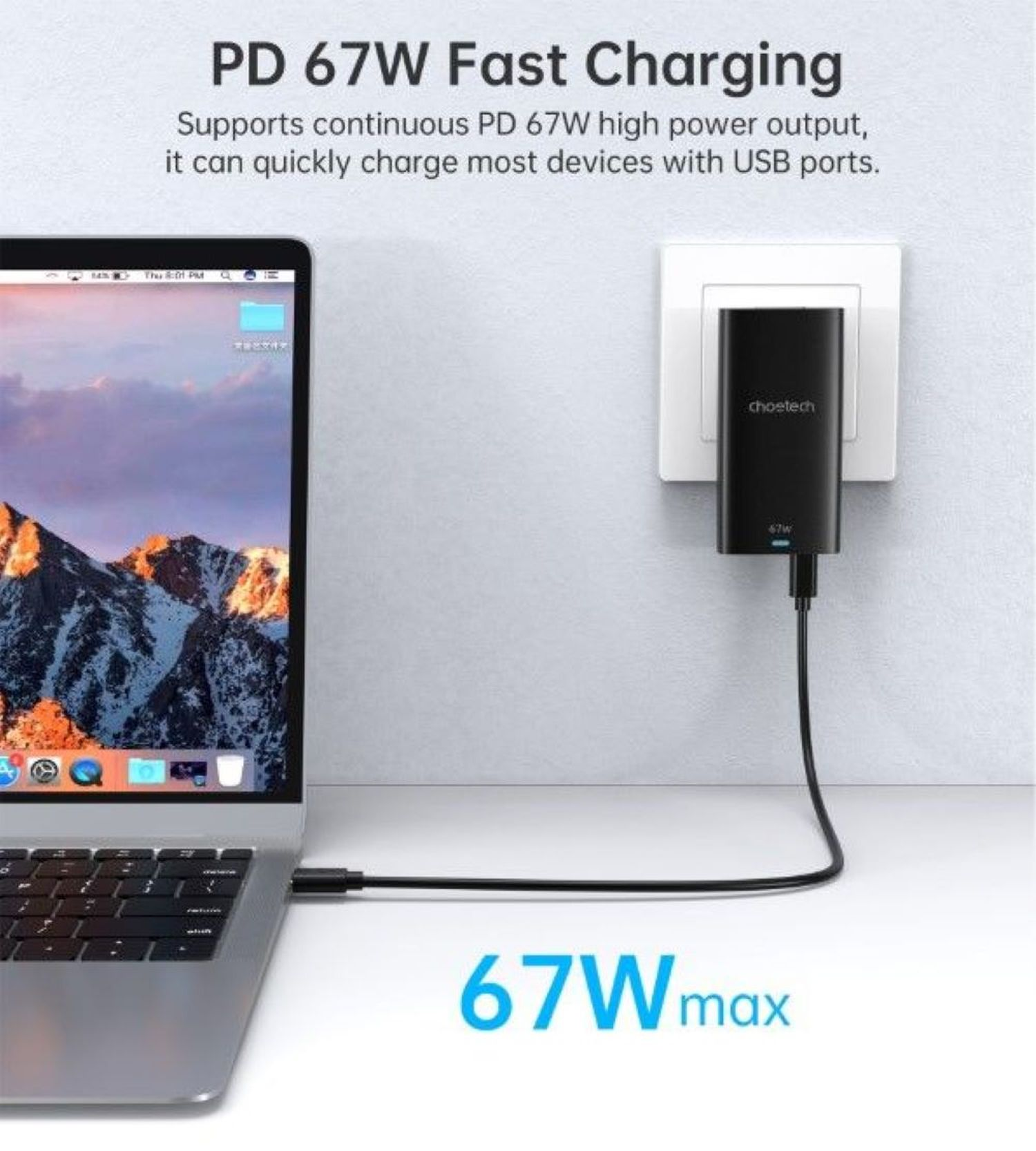 Schwarzes Chostech-Ladegerät in der Wand, lädt Laptop. 67W max. Ladeleistung.