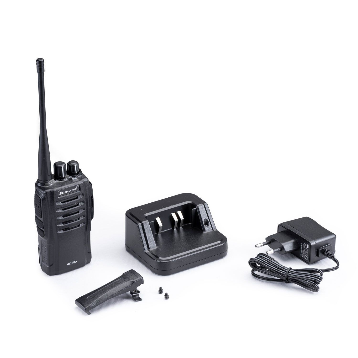 Un walkie-talkie, cargador y adaptador negros están dispuestos sobre una superficie blanca.