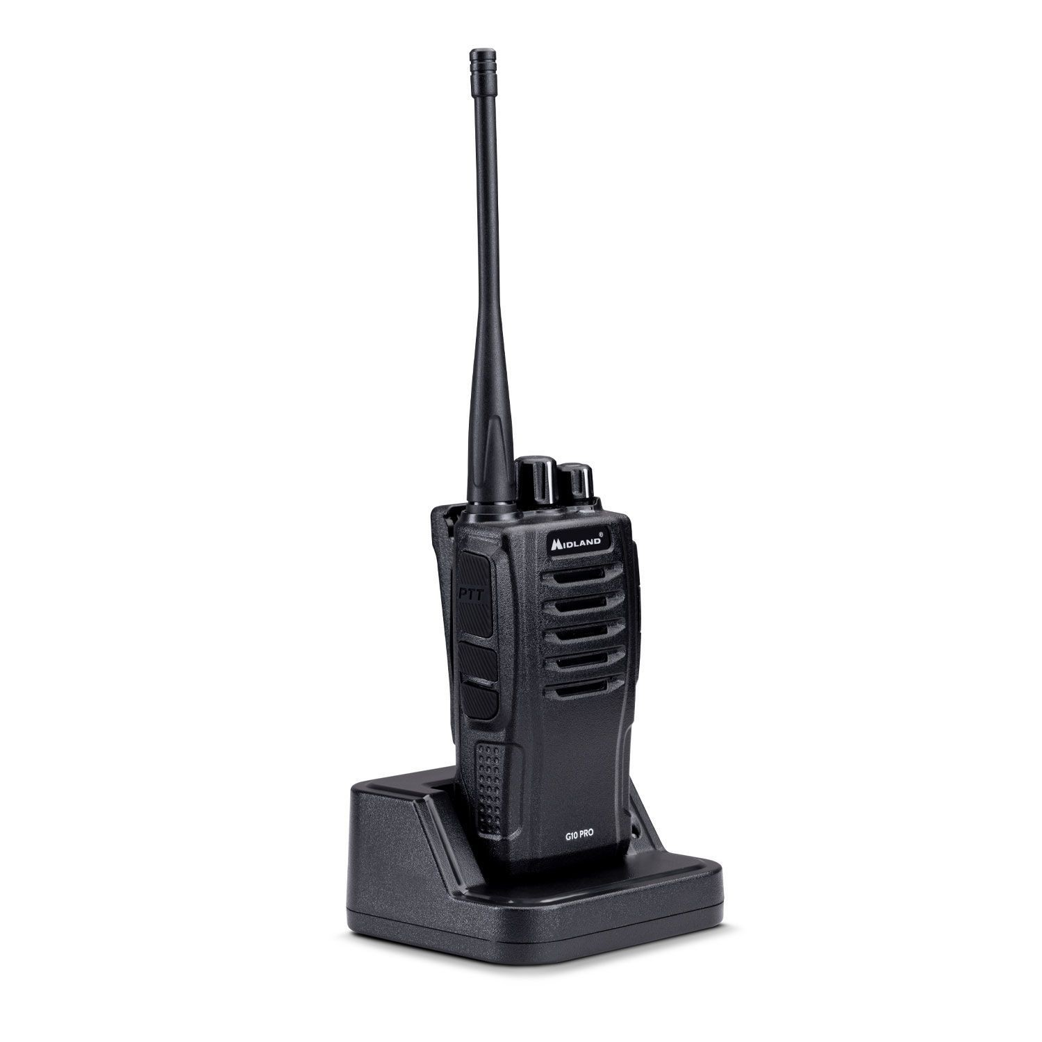 Walkie-talkie negro en base de carga. Antena extendida. Fondo blanco.