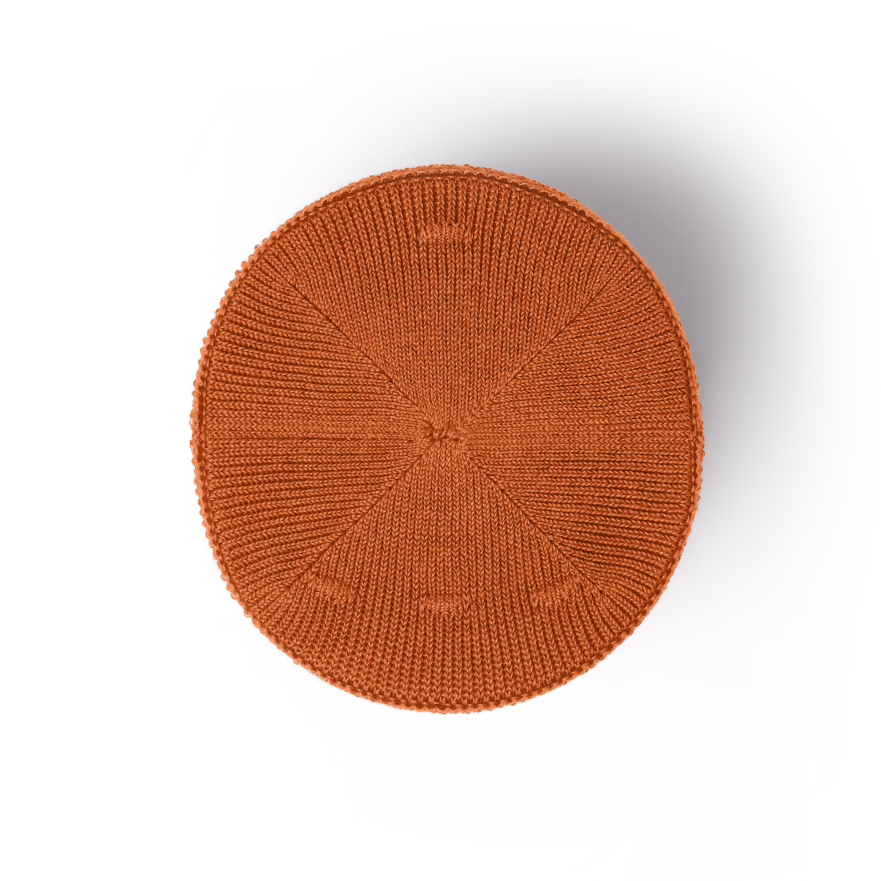 Oranje gebreide muts, bovenaanzicht. De muts is cirkelvormig met een middelpunt en radiale lijnen.