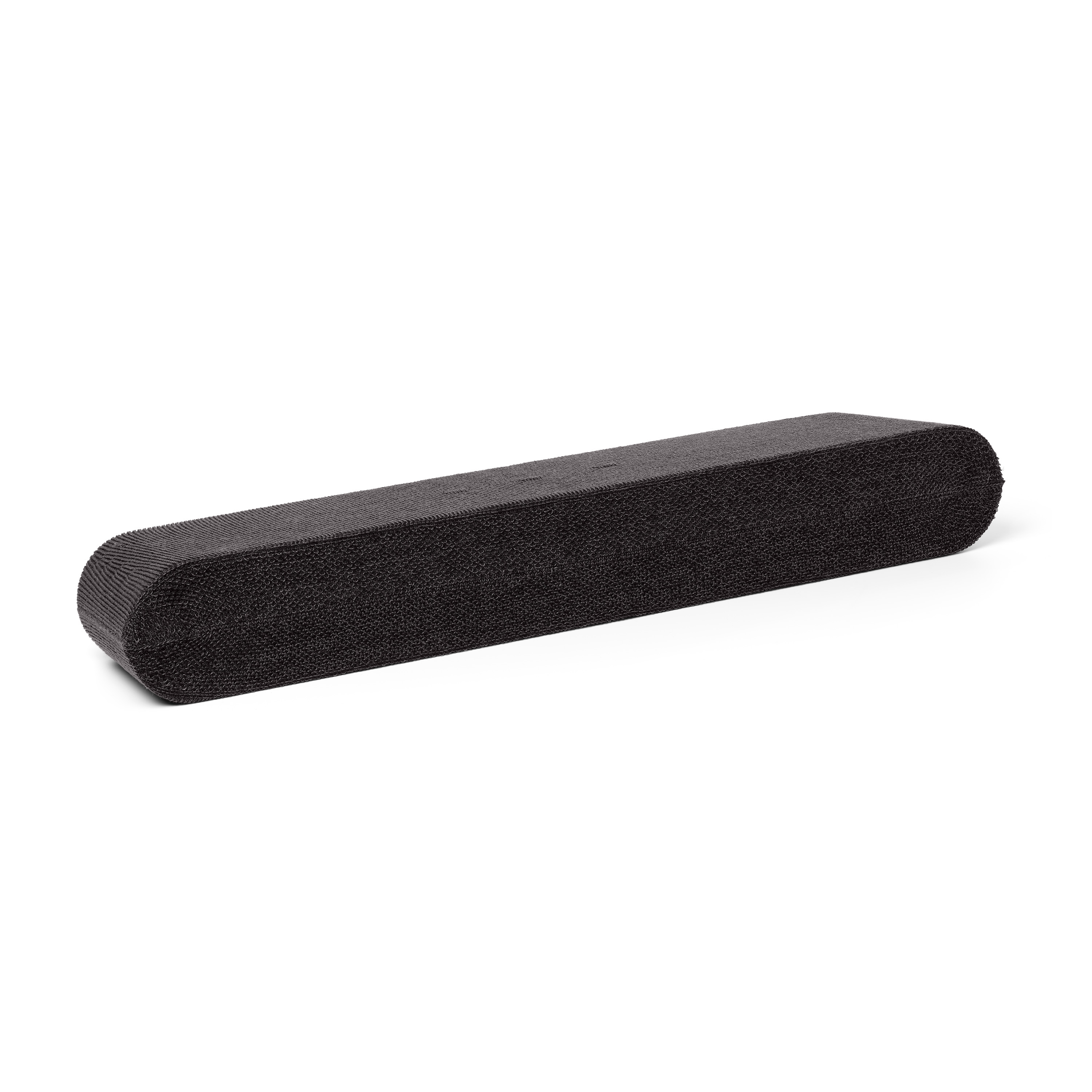 Un bloc de mousse rectangulaire gris foncé. Il a une surface texturée et est posé horizontalement.