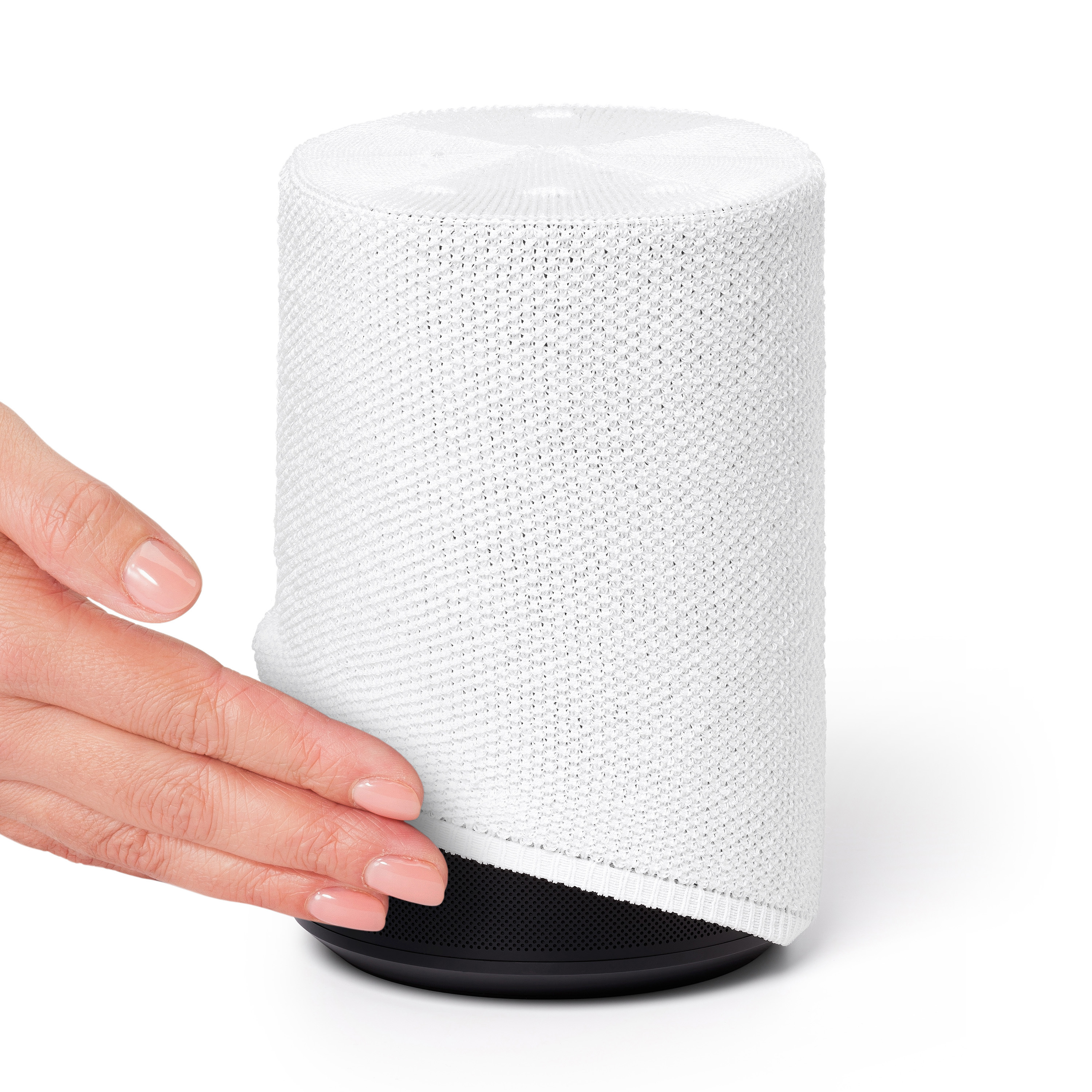 Een zwarte draagbare ventilator met een standaard en een witte oplaadkabel. De ventilator staat op een statief.