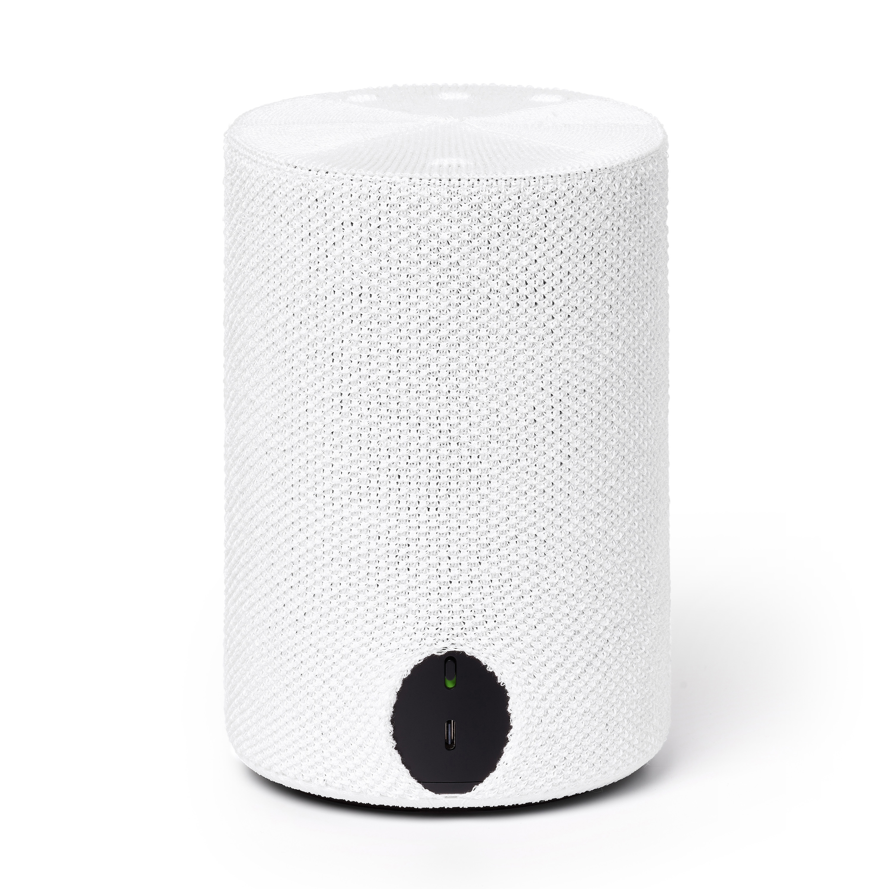 Witte cilindrische slimme luidspreker. Heeft een zwarte basis met een USB-poort.