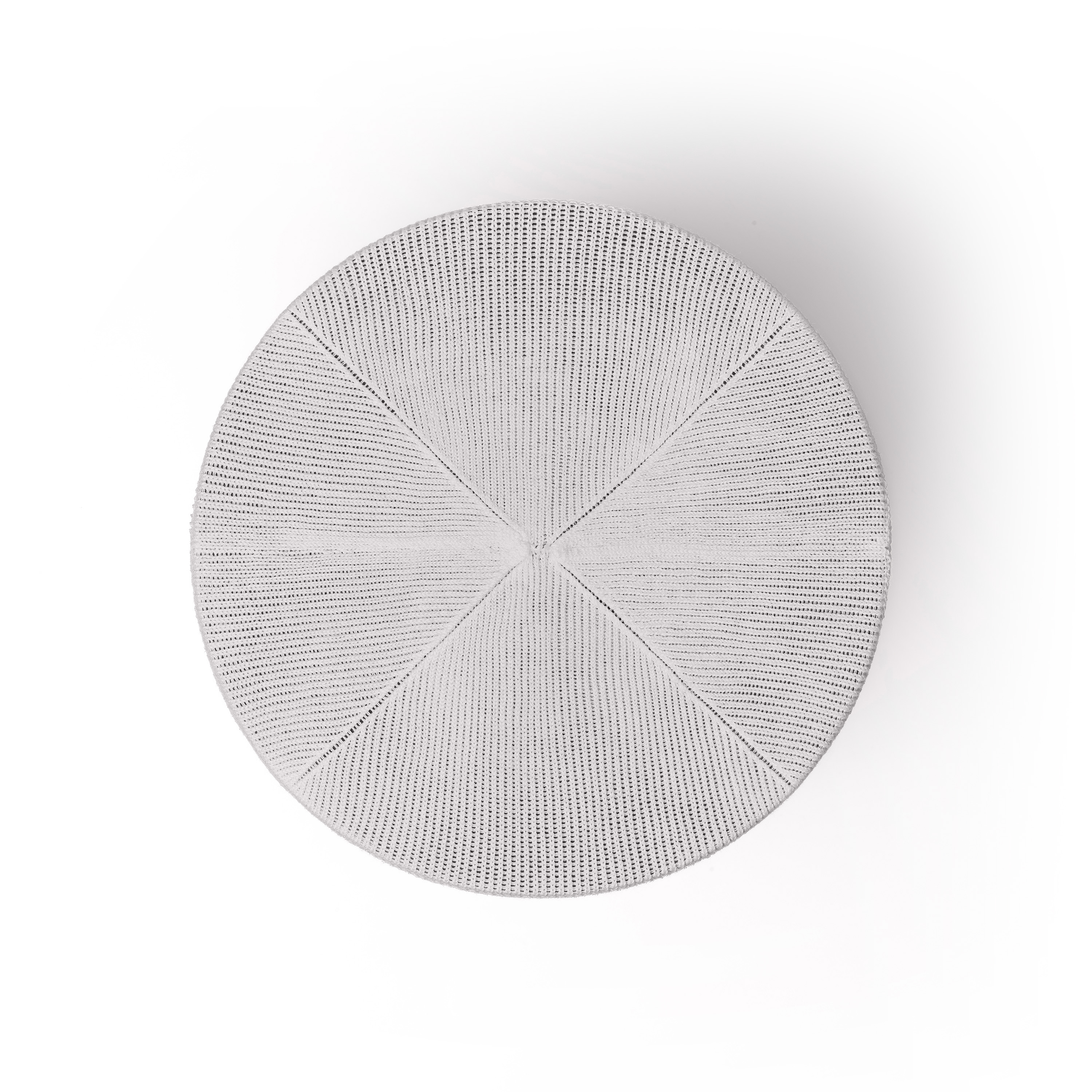 Une casquette blanche perforée. Le dessus présente un motif en forme d'étoile, avec des perforations.