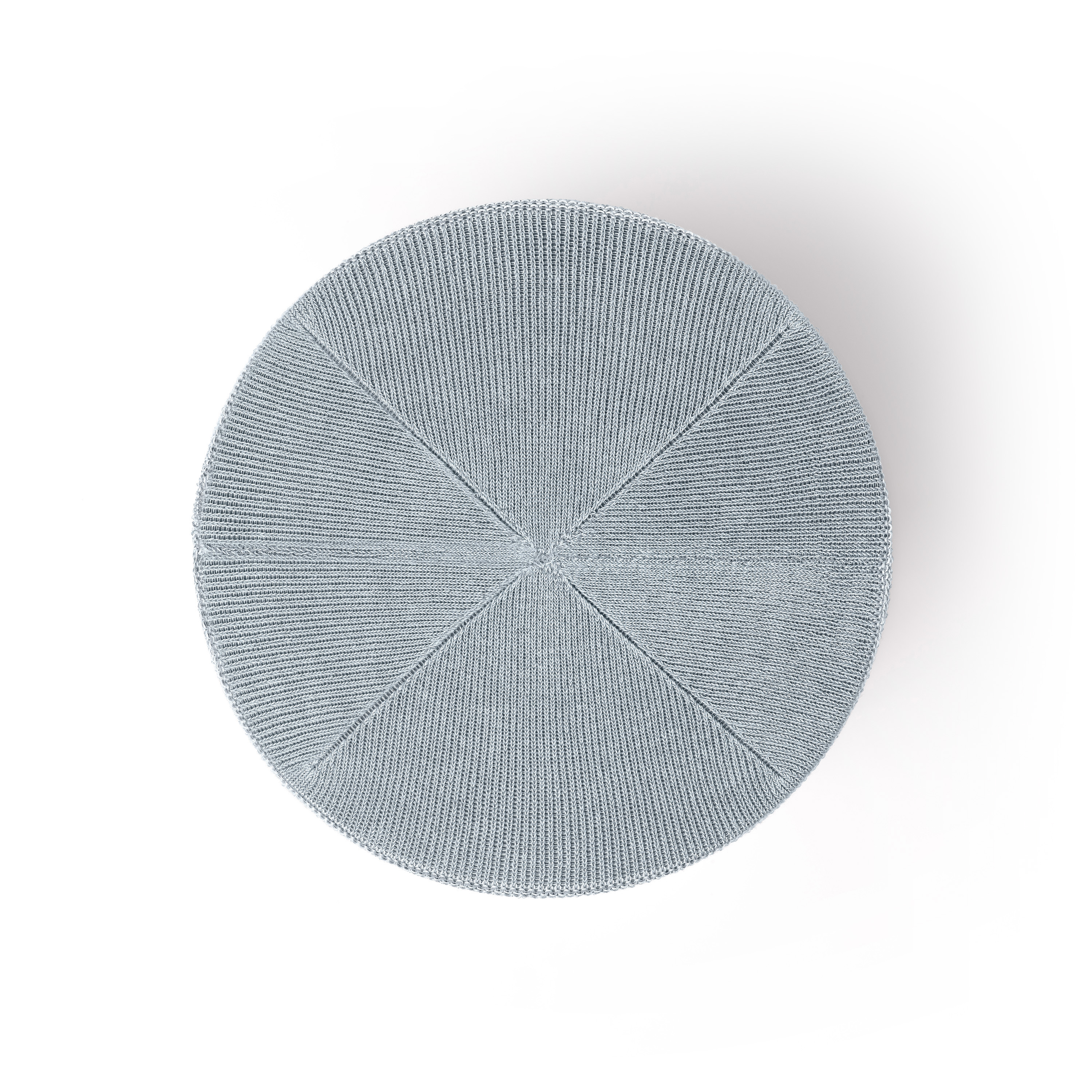 Vue de dessus d'un bonnet en tricot bleu clair, centré sur fond blanc.