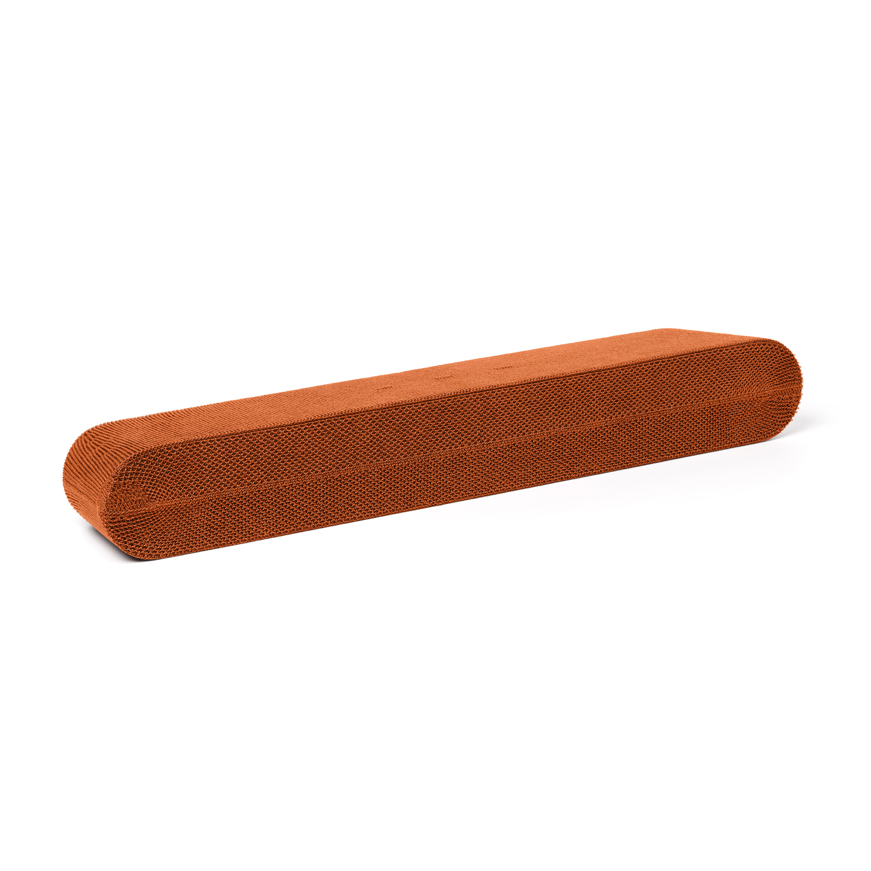 Un banc rectangulaire orange tissé sur fond blanc. Il est long et bas.