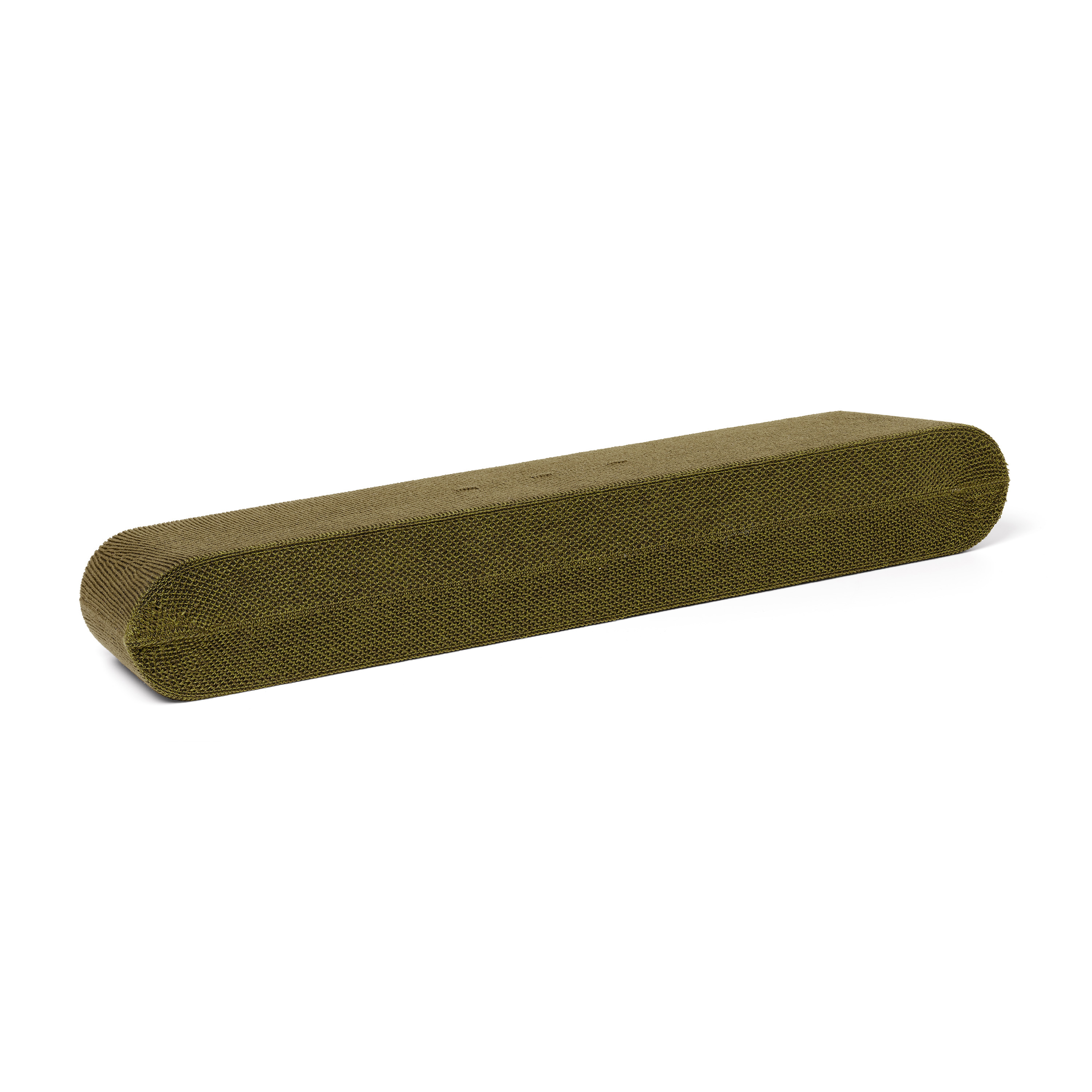 Banc en carton ondulé vert, long et incurvé. Vide et isolé.