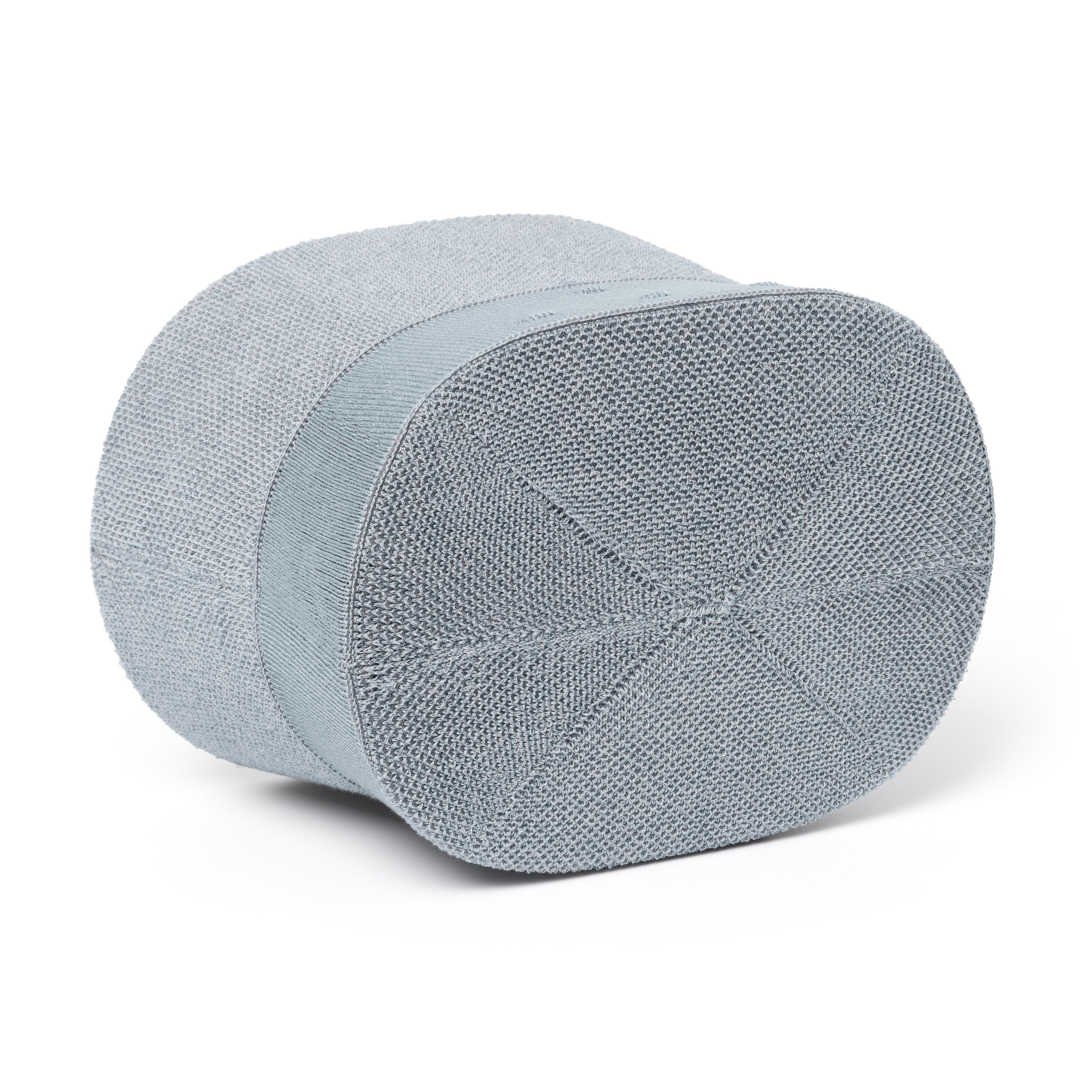 Blauw-grijze gebreide opbergmand. Ovale vorm met een bijpassend lint rond de bovenkant.