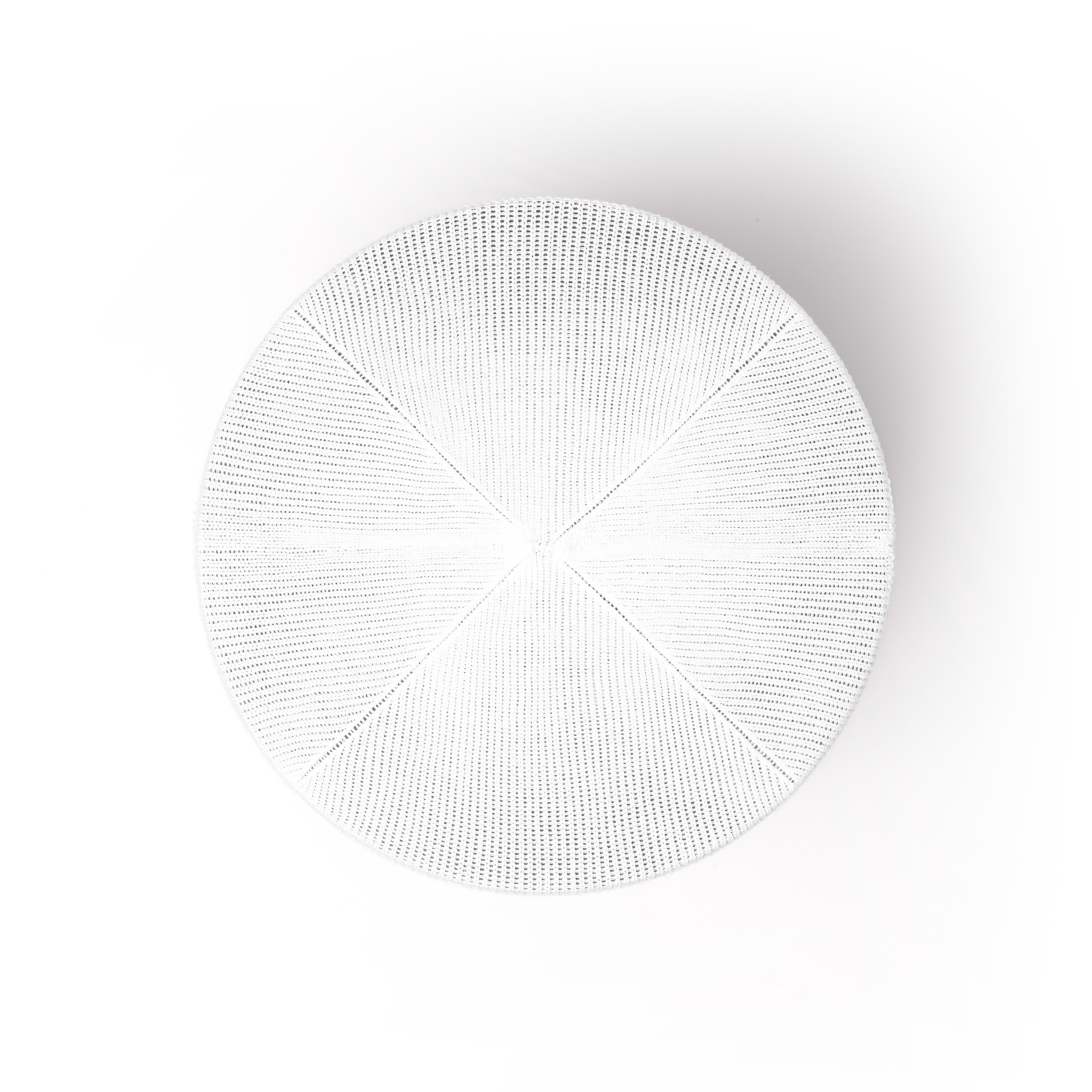 Casquette ronde blanche à petits trous sur fond blanc, vue de dessus.