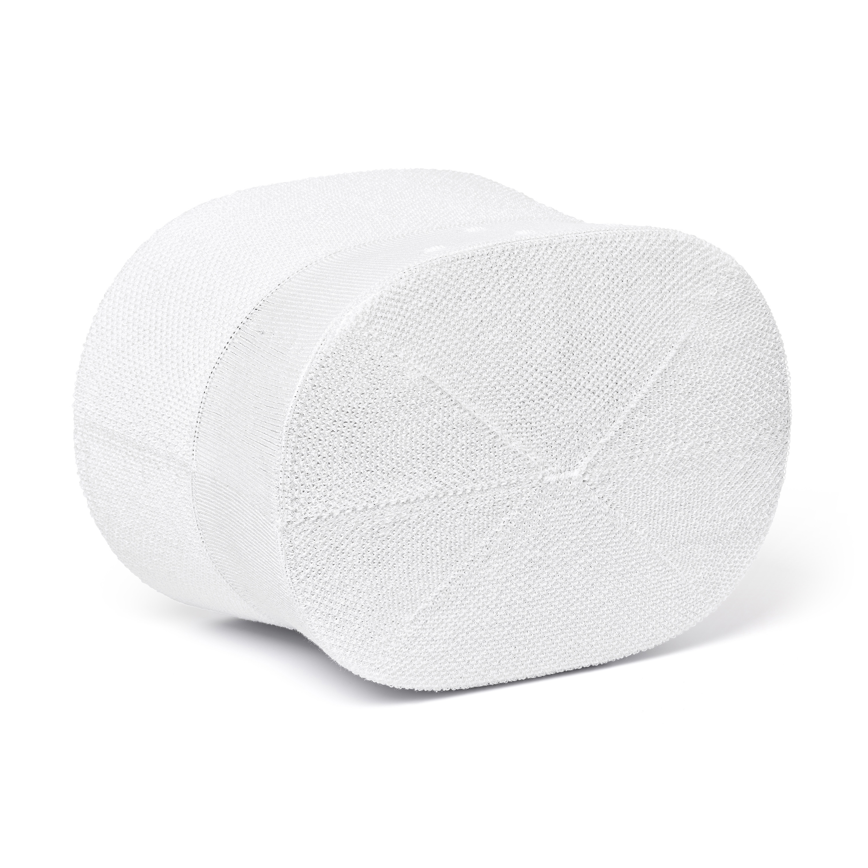 Witte katalysator met een honingraatinterieur, liggend op een wit oppervlak.