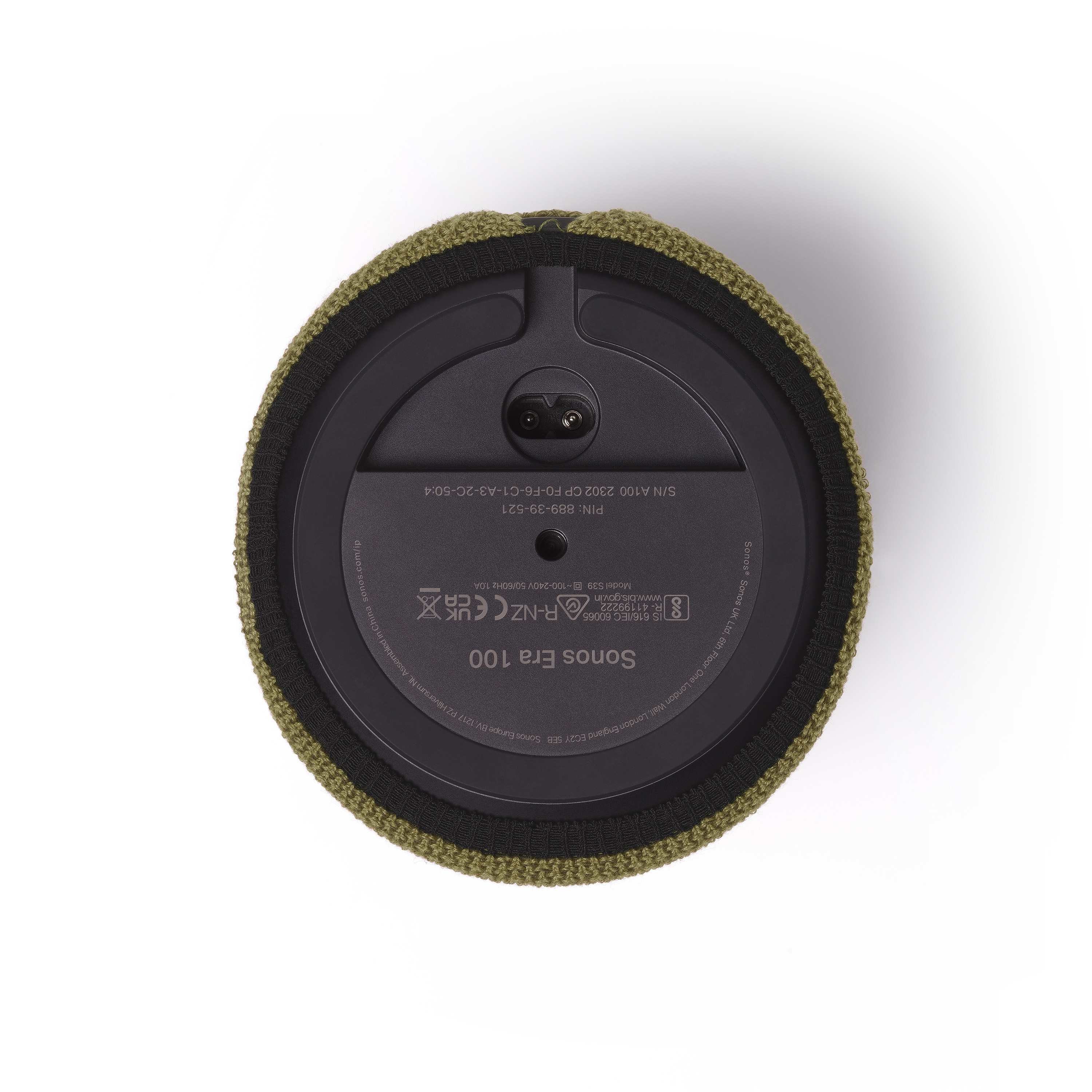 Zwarte luidsprekerbasis met olijfgroene mesh cover. Een cirkelvormig ontwerp met labels en een zwarte poort.