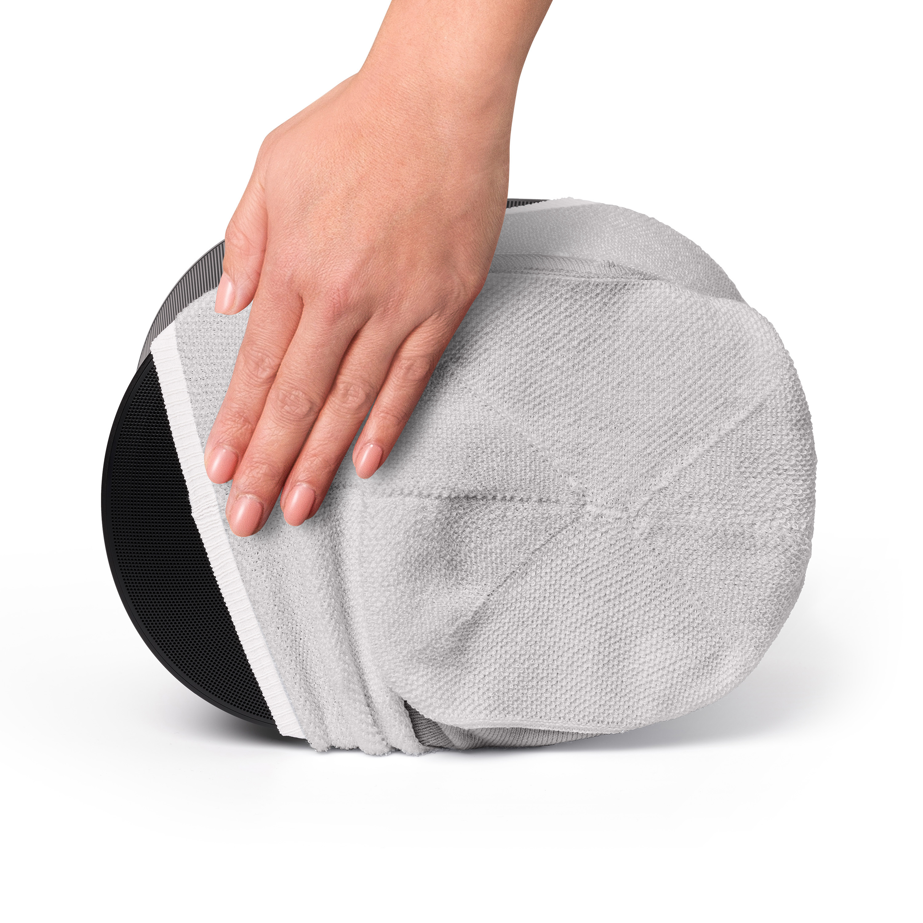 Een hand houdt een witte, ronde hoed vast en toont de binnenkant. De hoed heeft een zwarte band.