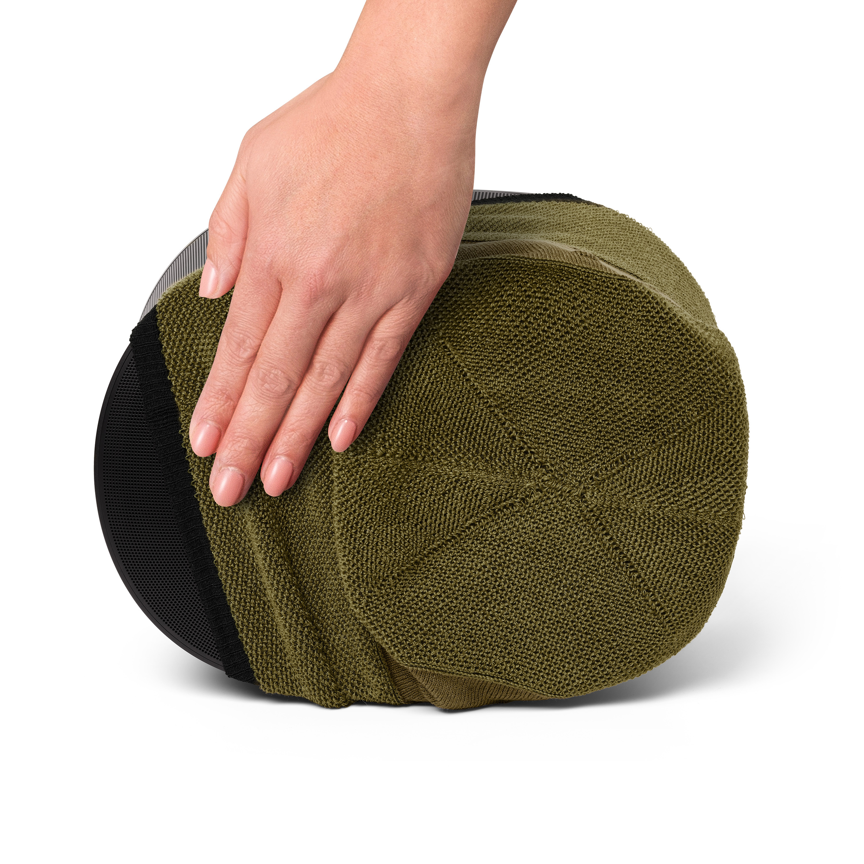 Hand die olijfgroene hoed met zwarte rand aanraakt op een witte achtergrond.