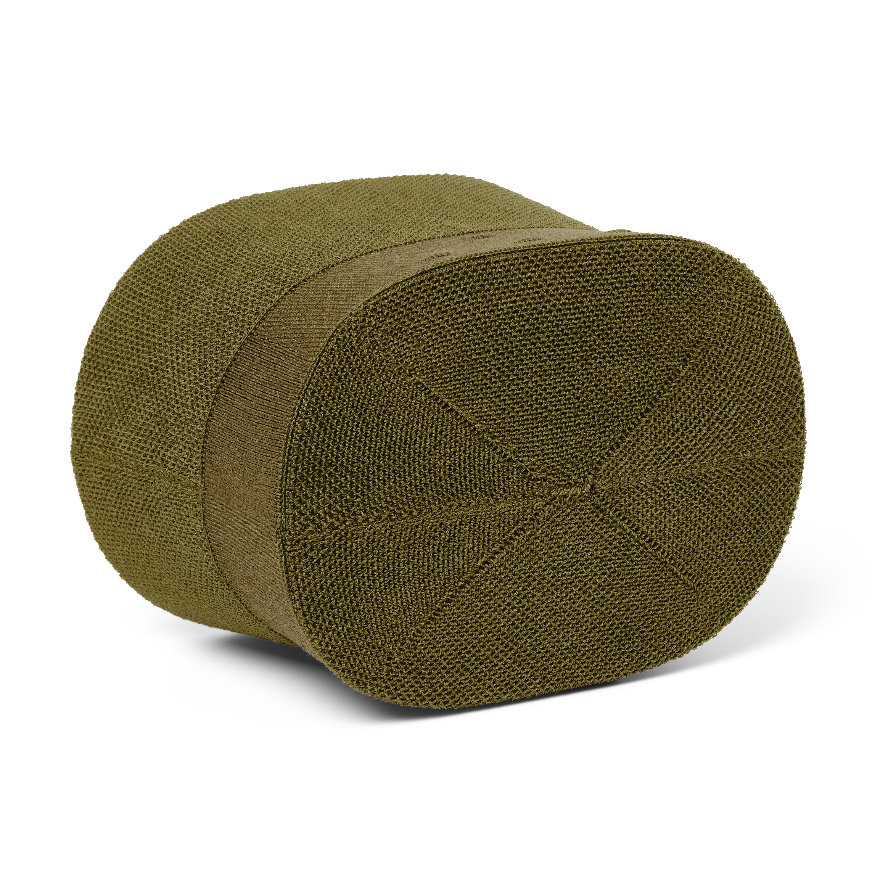 Een olijfgroene hoed op een witte achtergrond.