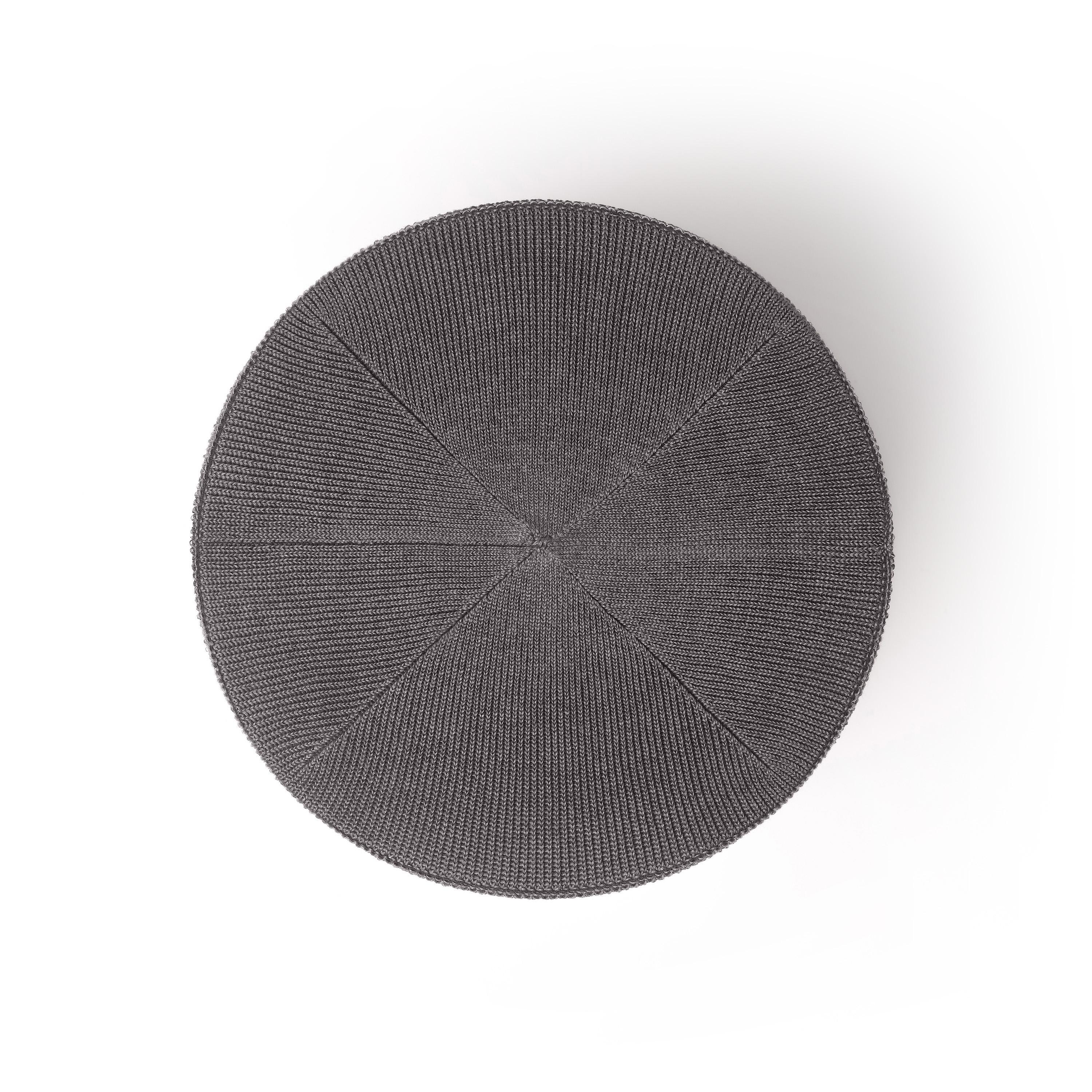 Chapeau en tricot gris, circulaire, sur fond blanc.
