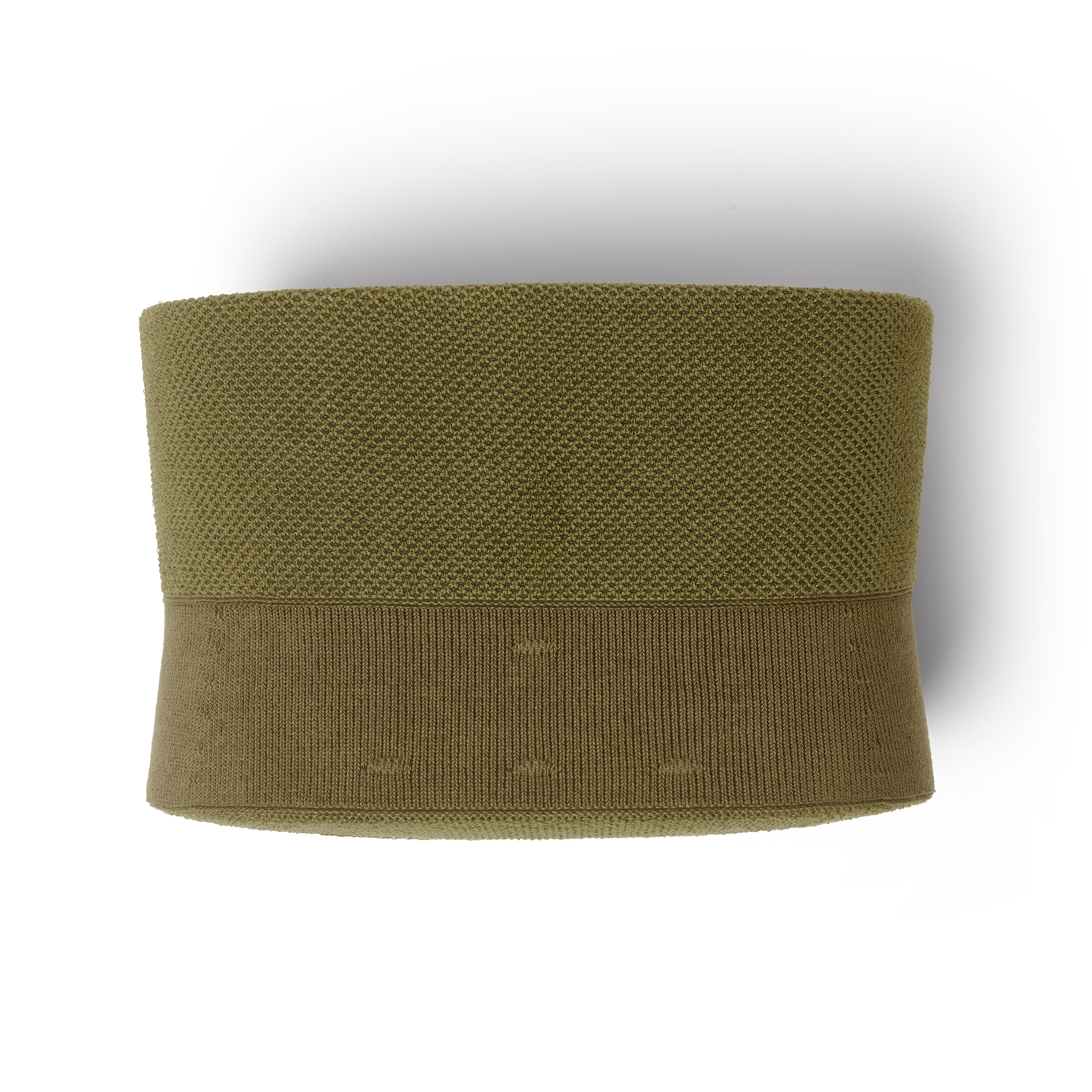 Een olijfgroene gebreide stoffen buis. Een donkerdere band stof bevindt zich aan de onderkant van de buis.